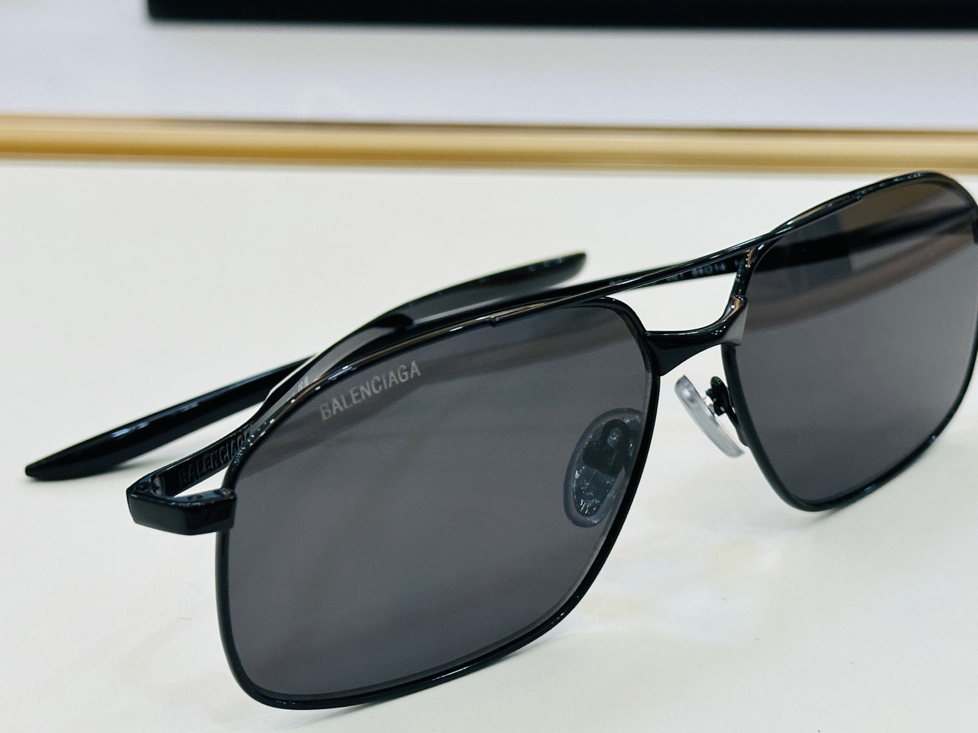 BALENCIAGA巴黎世家 最新 版型很特别的设计让人一眼爱上 BB0492S Size: 64口14