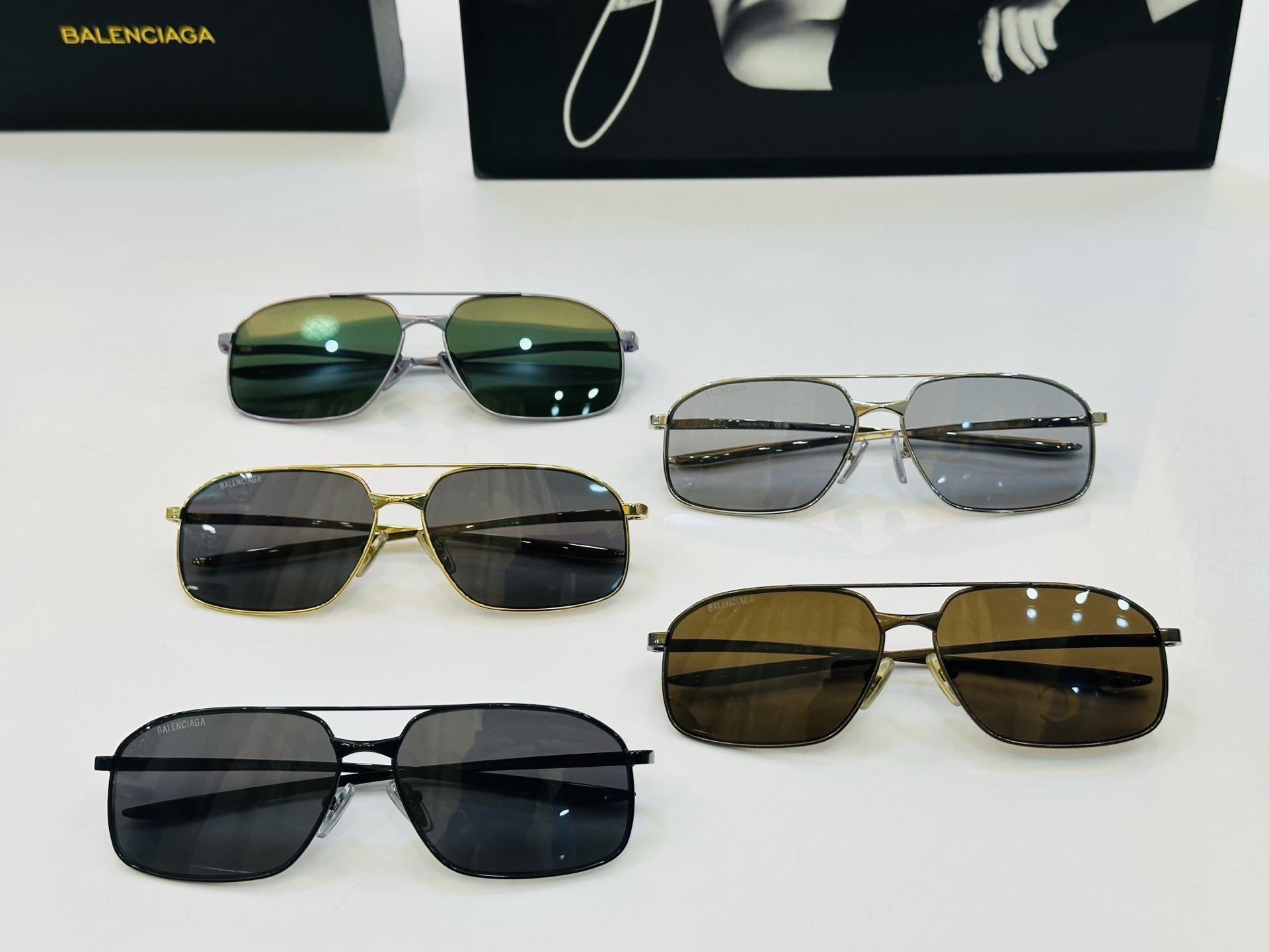 BALENCIAGA巴黎世家 最新 版型很特别的设计让人一眼爱上 BB0492S Size: 64口14