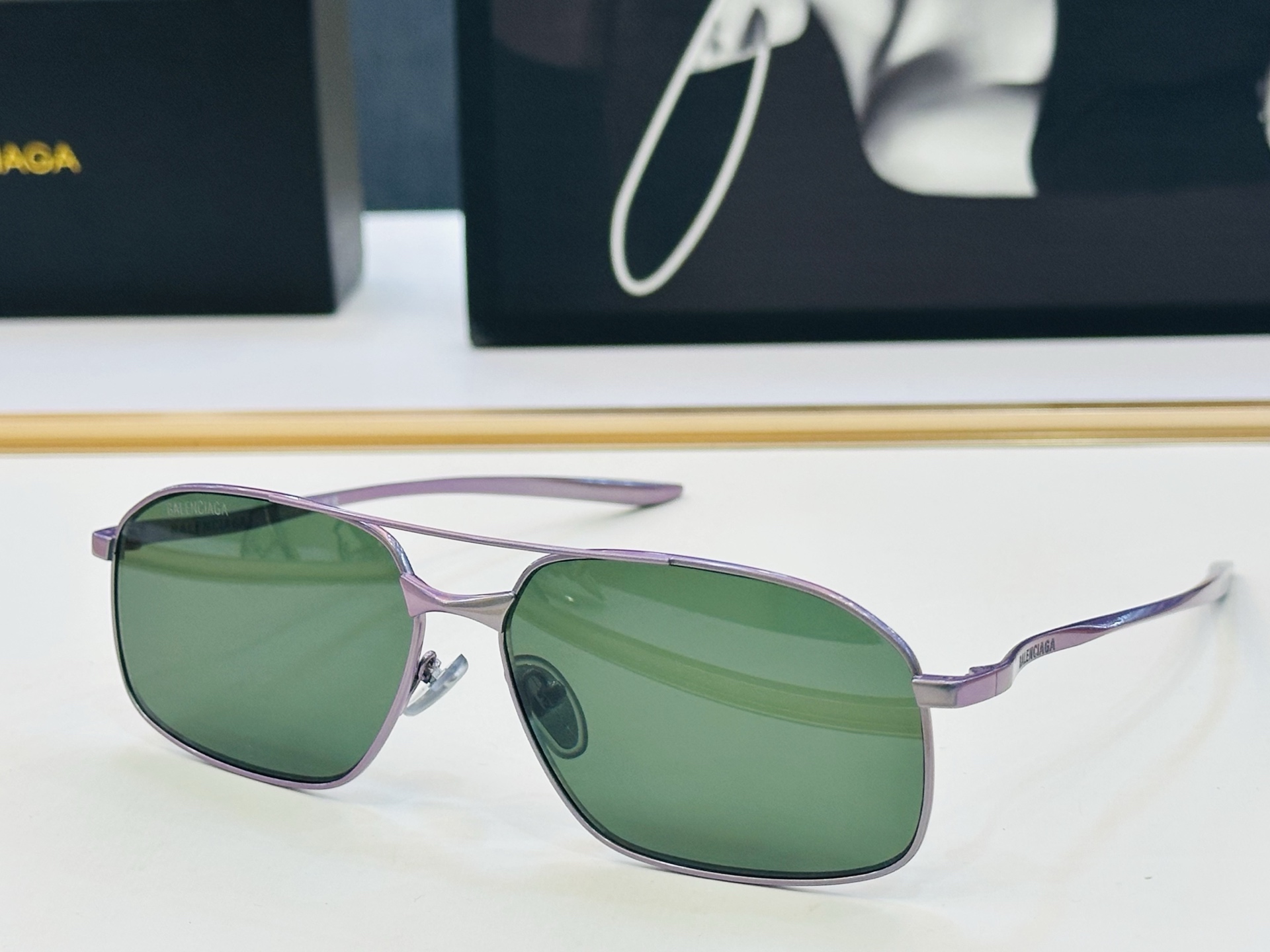 BALENCIAGA巴黎世家 最新 版型很特别的设计让人一眼爱上 BB0492S Size: 64口14