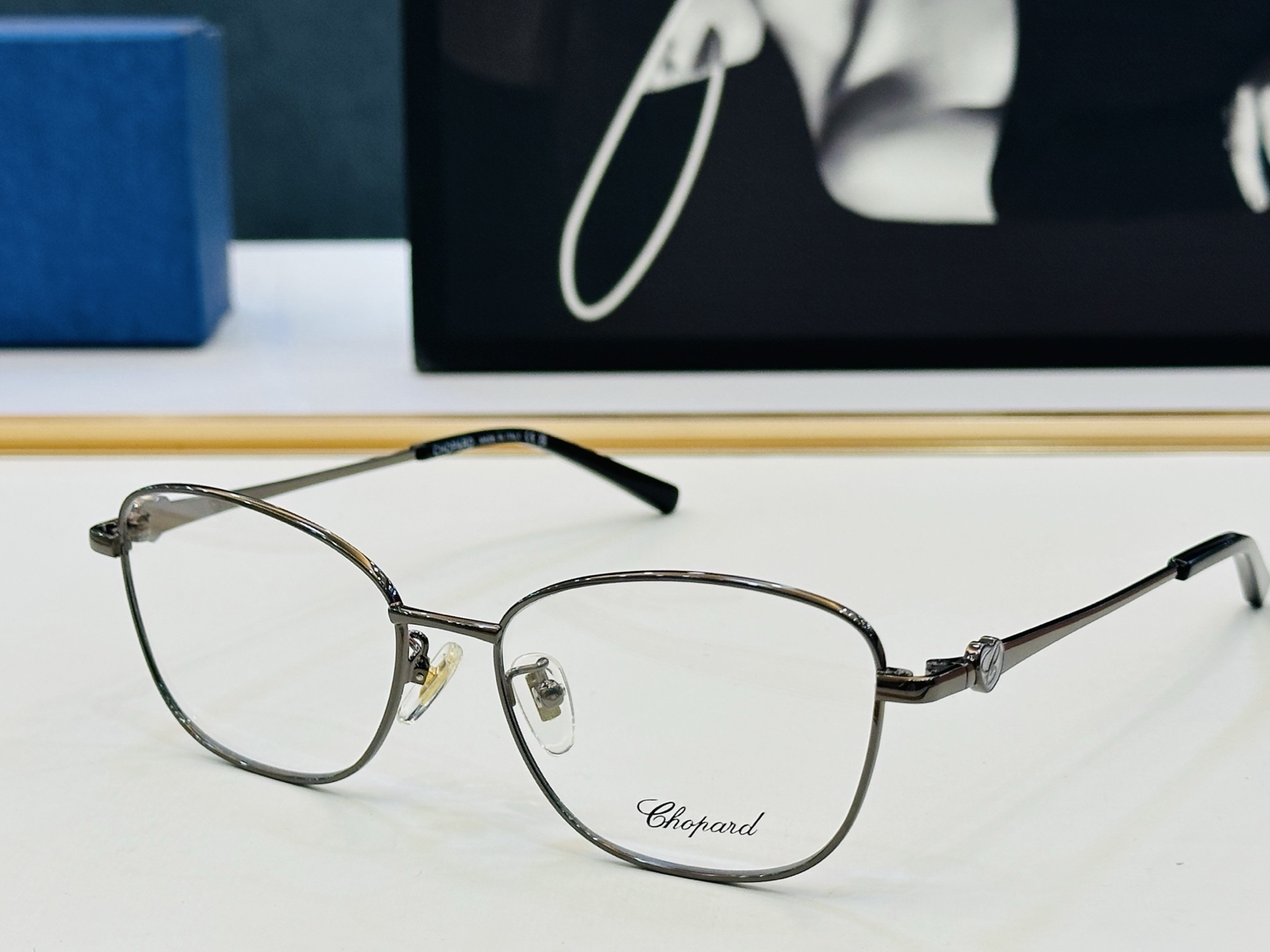 原版 ChoPard肖邦 MODEL: VCHA56J Size：53口17-140 以现代时尚的设计风