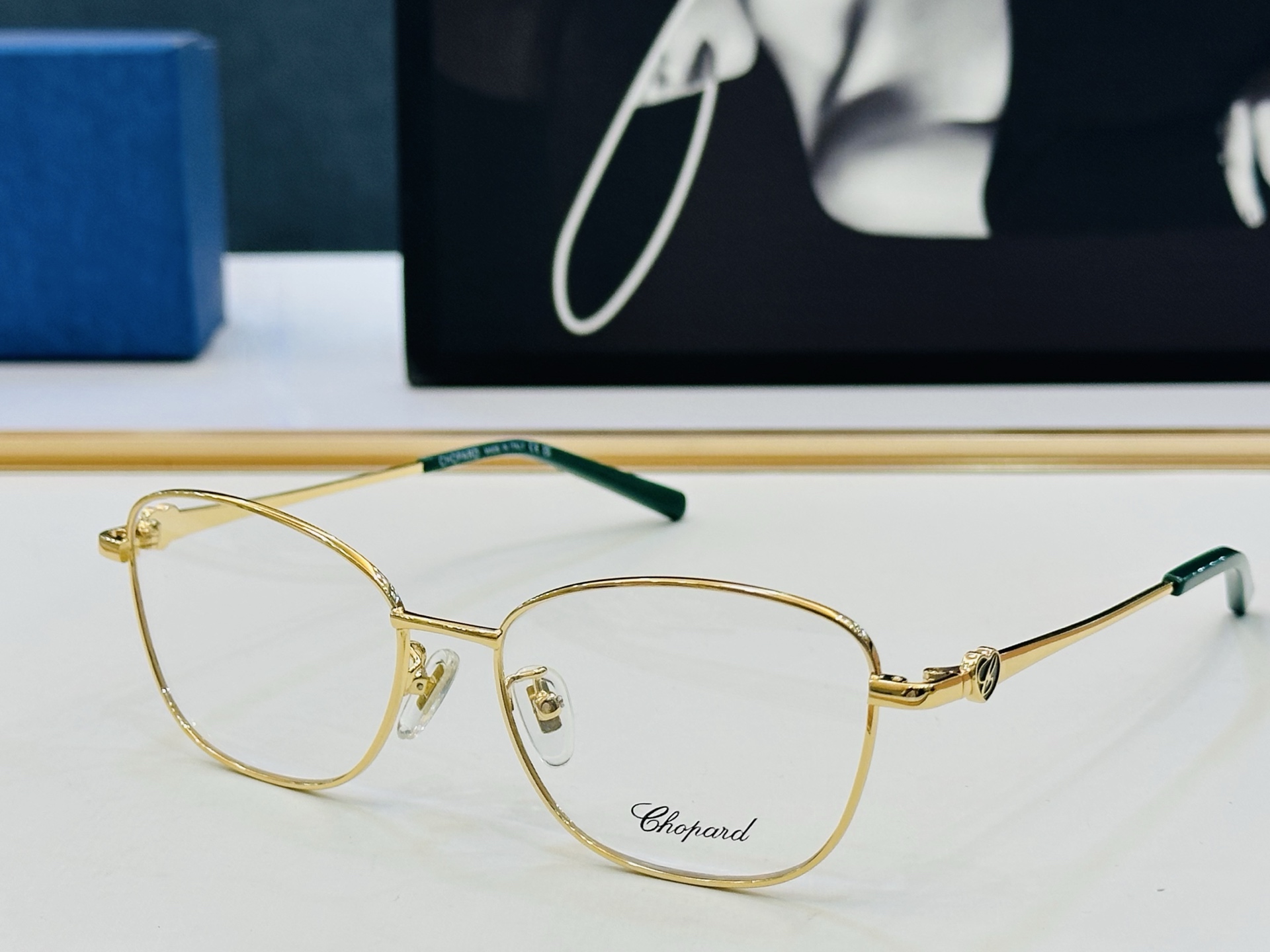 原版 ChoPard肖邦 MODEL: VCHA56J Size：53口17-140 以现代时尚的设计风