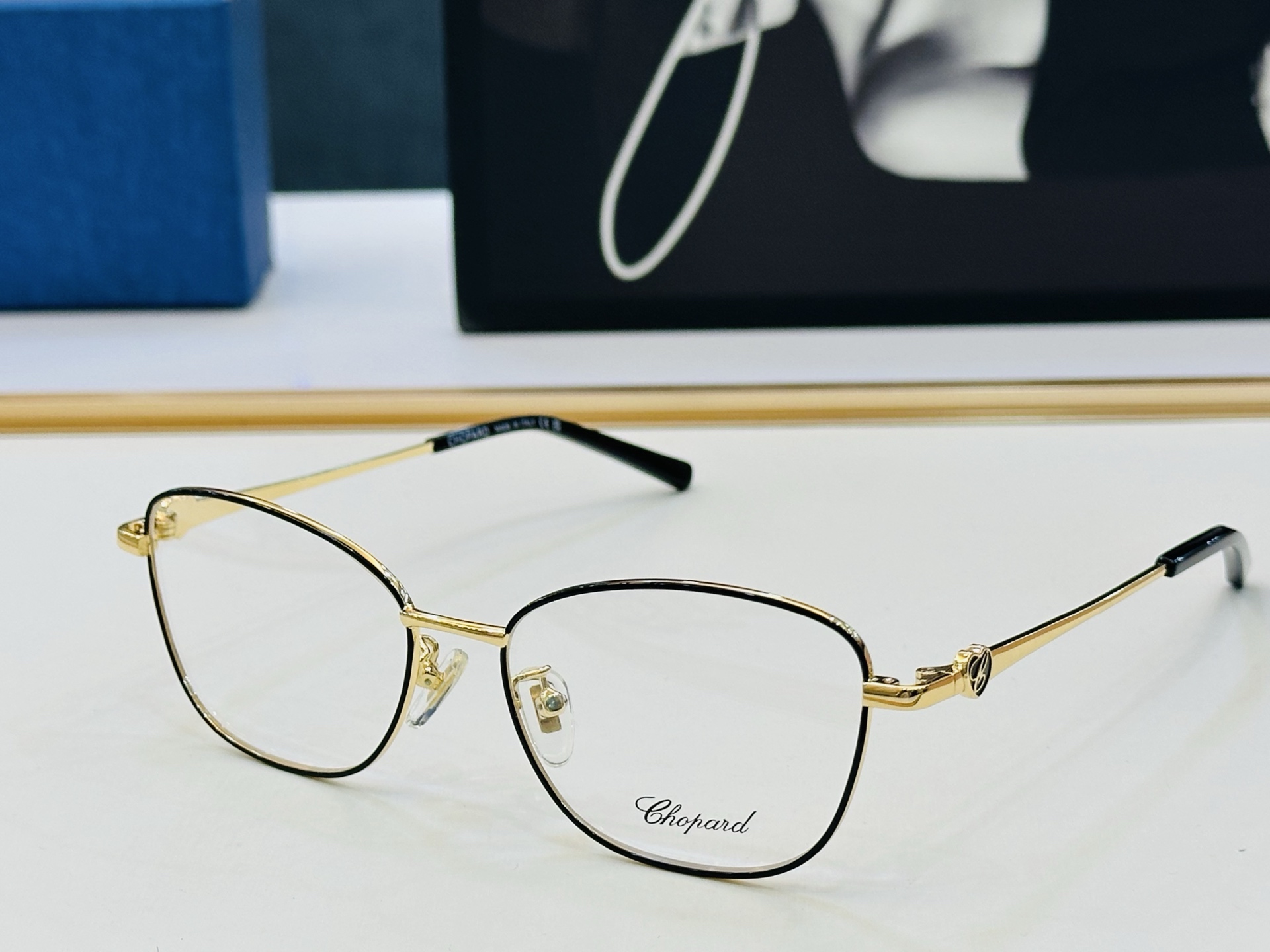 原版 ChoPard肖邦 MODEL: VCHA56J Size：53口17-140 以现代时尚的设计风