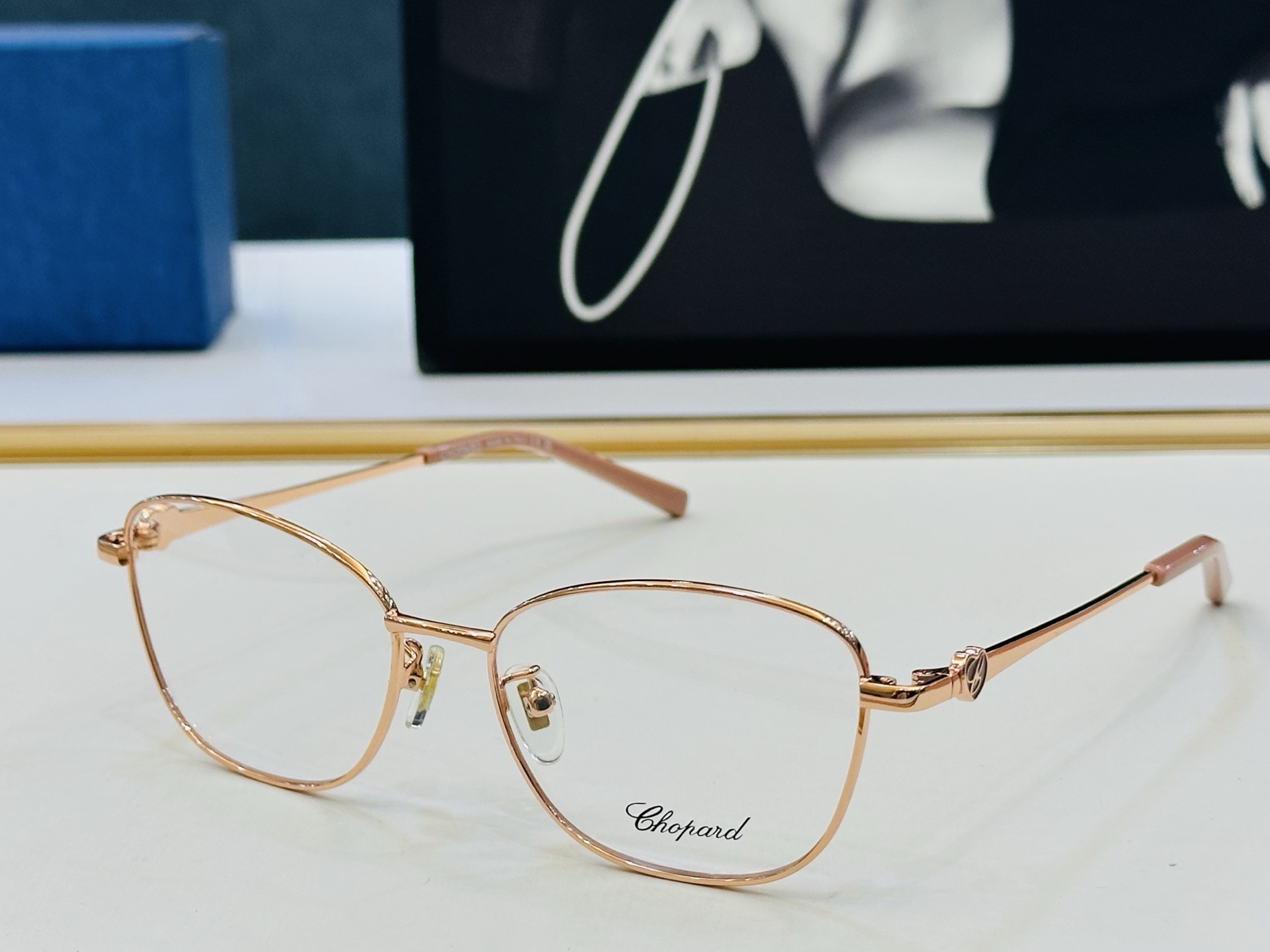 原版 ChoPard肖邦 MODEL: VCHA56J Size：53口17-140 以现代时尚的设计风