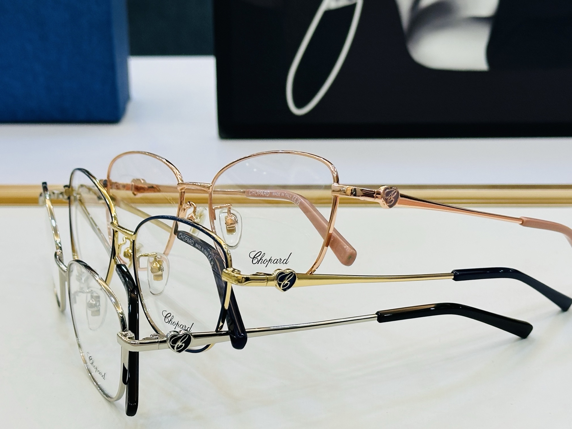 原版 ChoPard肖邦 MODEL: VCHA56J Size：53口17-140 以现代时尚的设计风