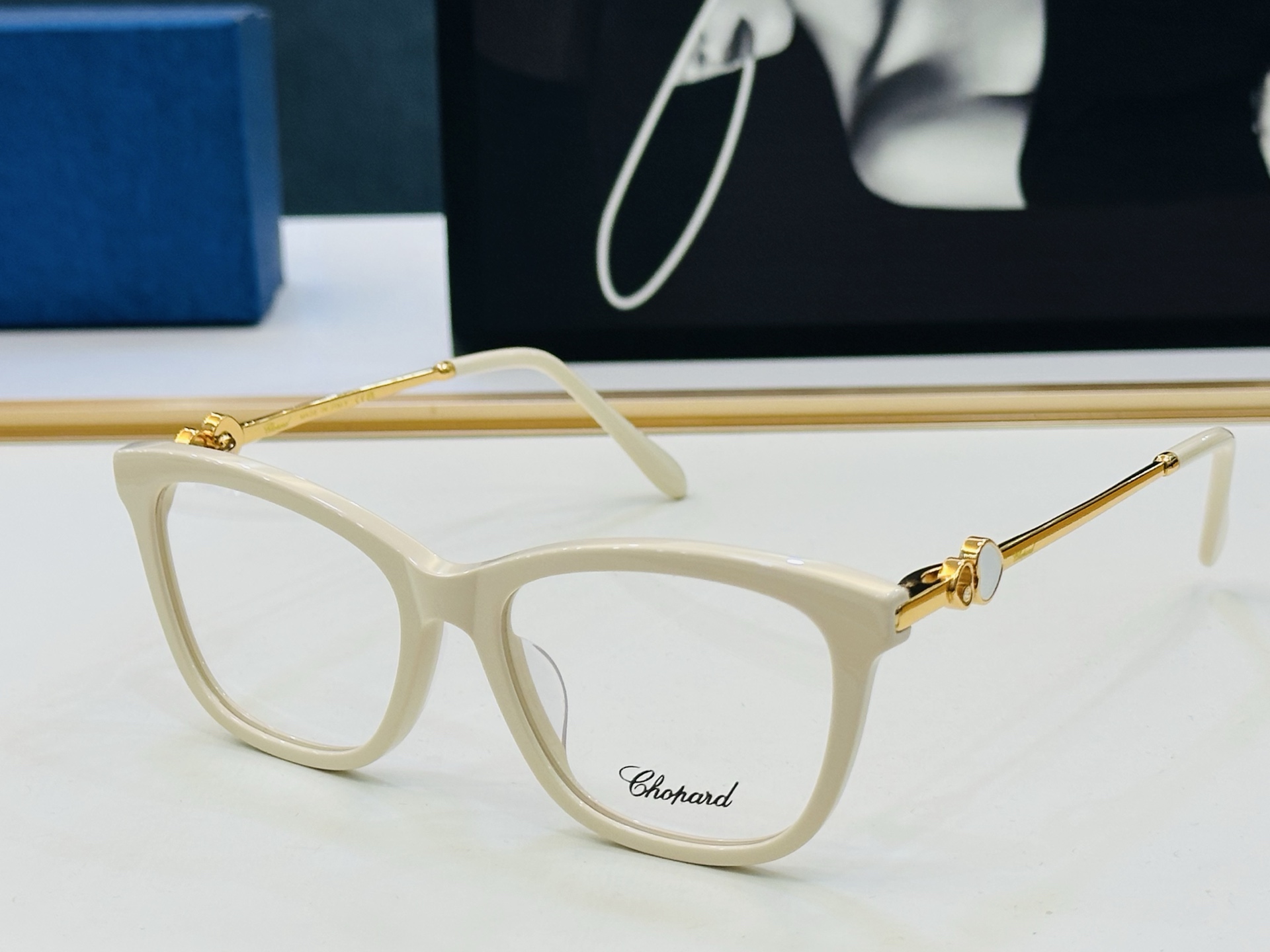 原版 ChoPard肖邦 MODEL: SCH320G Size：54口17-142 以现代时尚的设计风