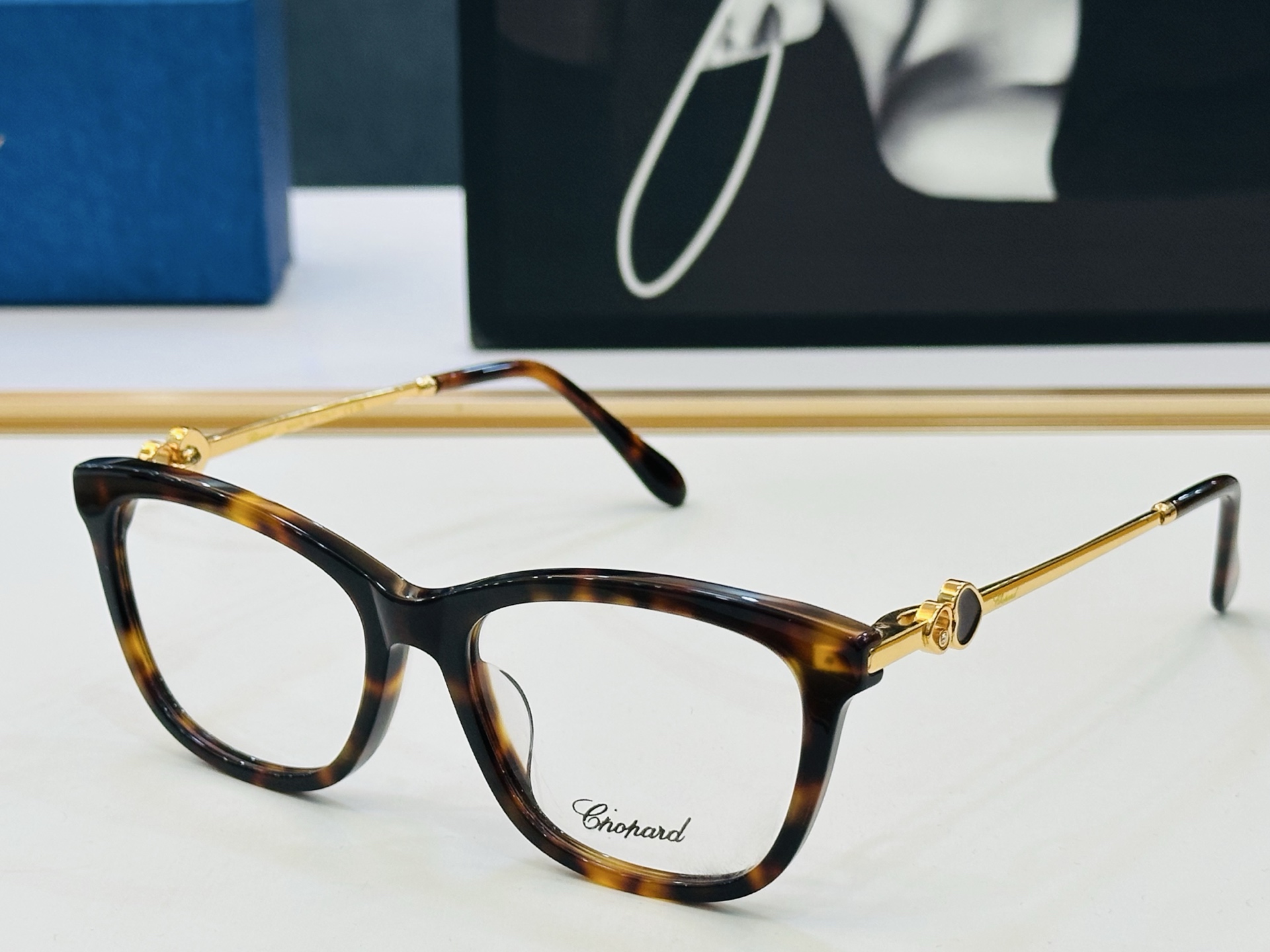 原版 ChoPard肖邦 MODEL: SCH320G Size：54口17-142 以现代时尚的设计风