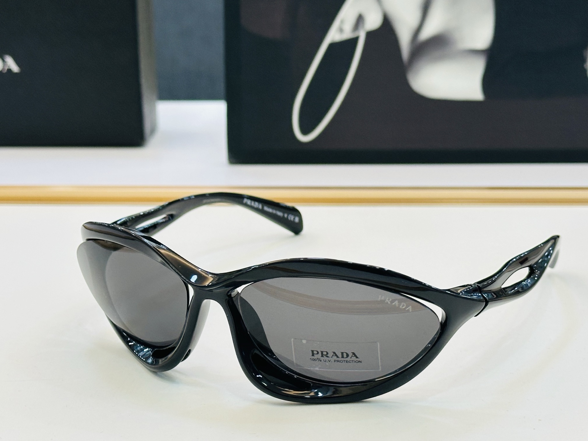 NO:553944,PRAD*Pujia SPR A26 Size 63 Mouth 17-130 The eyewear series is exquisitely made and shows unique personality. The latest popular models are glasses, sunglasses, sunglasses, glasses, prada, prada19860909PRAD*普家 SPR A26 Size63口17-130 眼镜系列堪称精湛制作 彰显独特个性 一 最新推出火爆款 眼镜墨镜太阳镜,眼镜,prada,prada,glasses