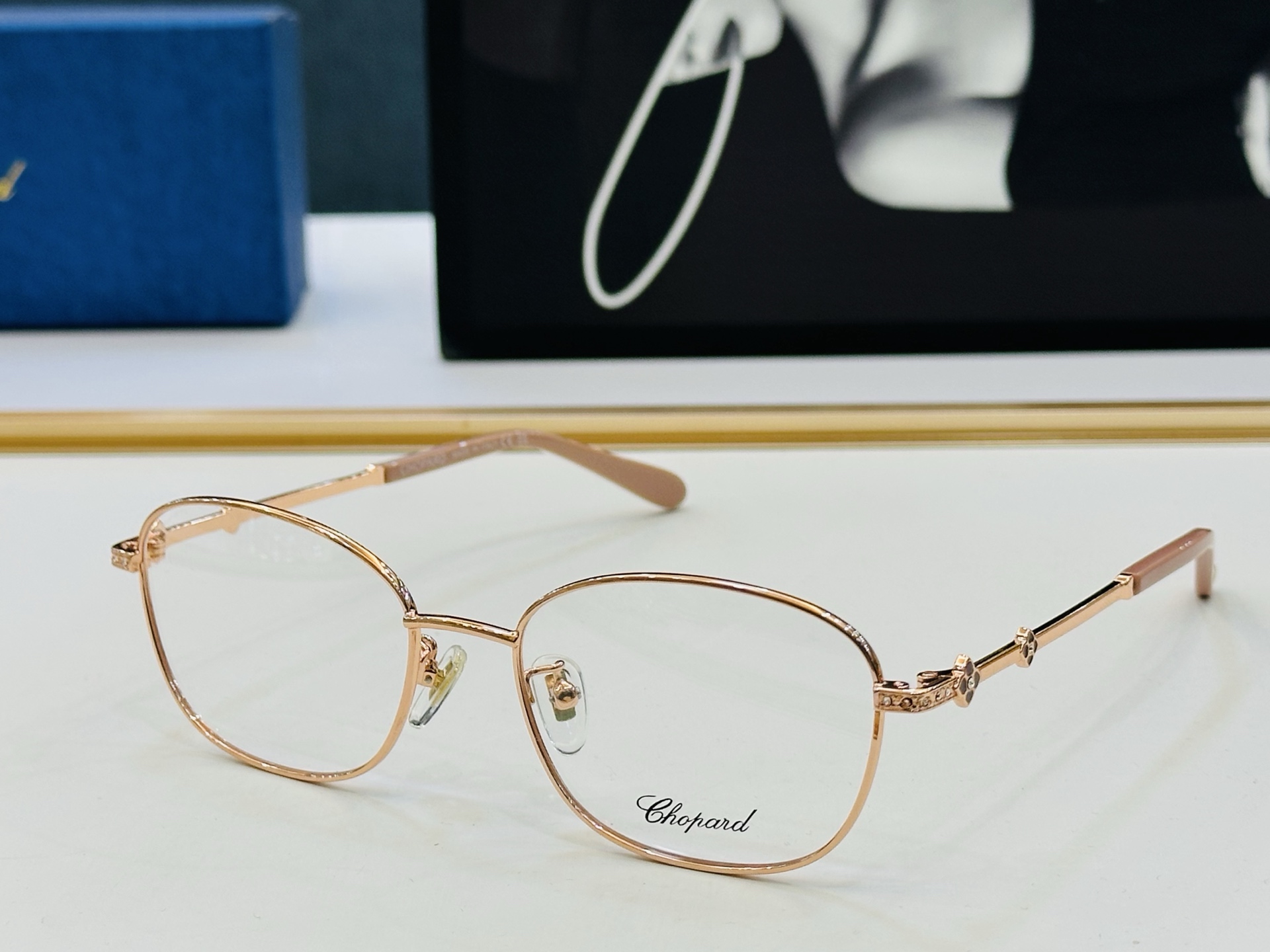 原版 ChoPard肖邦 MODEL: VCHL15J Size：52口18-140 以现代时尚的设计风