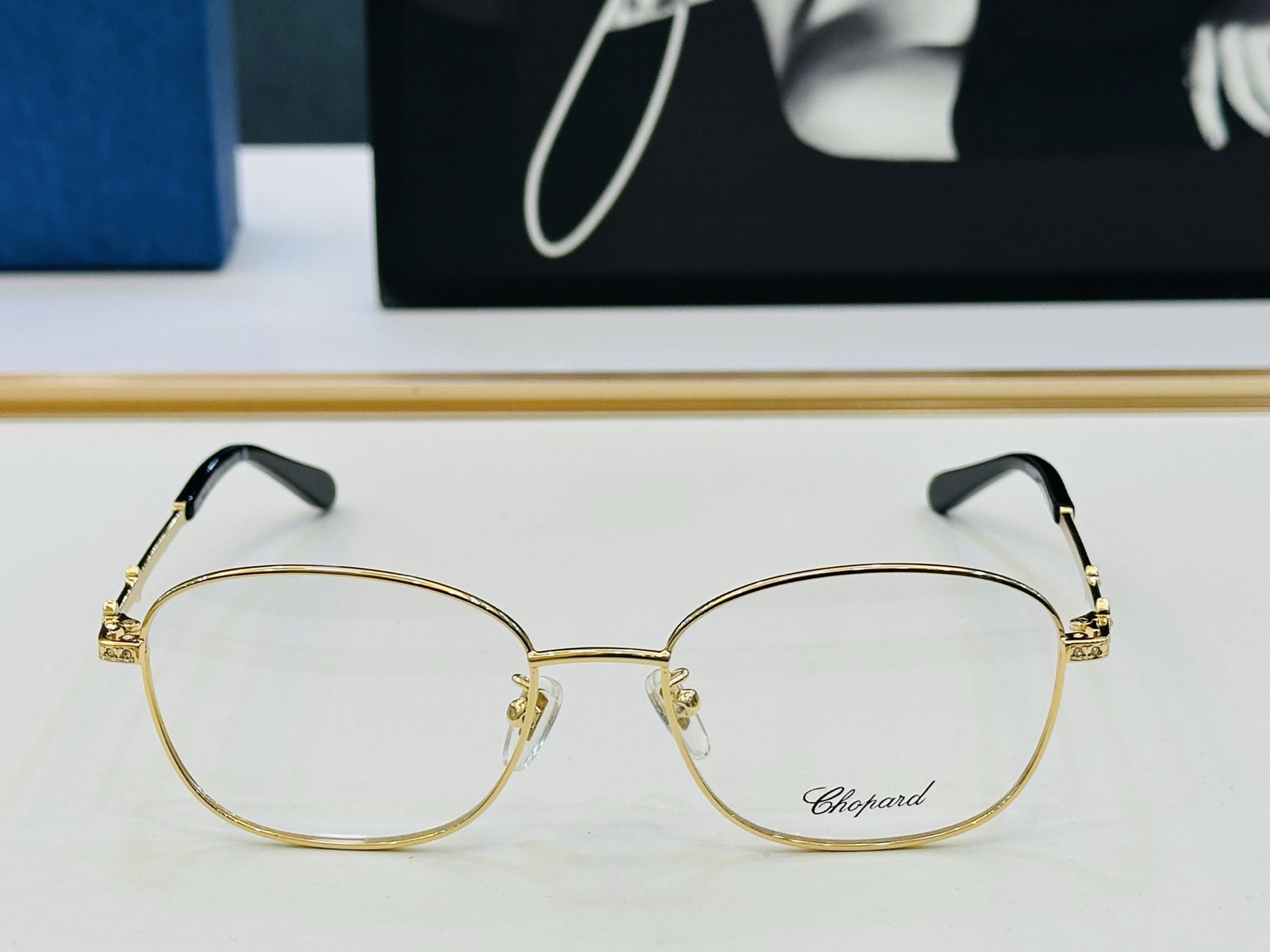 原版 ChoPard肖邦 MODEL: VCHL15J Size：52口18-140 以现代时尚的设计风