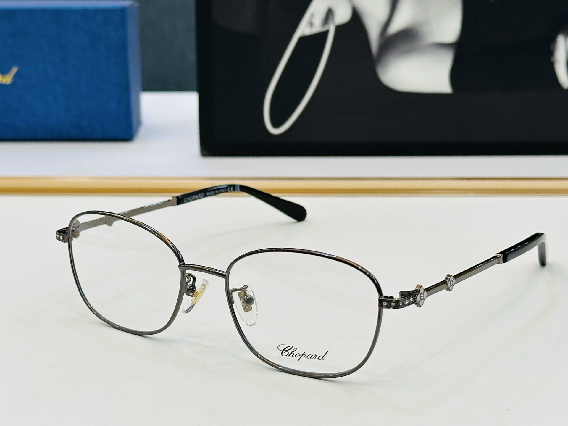 NO:553987,Original Chopard MODEL: VCHL15J Size 52 mouth 18-140 with modern and fashionable design style L light distribution frame glasses sunglasses sunglasses, glasses, chopard19860909原版 Chopard肖邦 MODEL: VCHL15J Size52口18-140 以现代时尚的设计风格 L配光架 眼镜墨镜太阳镜,眼镜,chopard,glasses