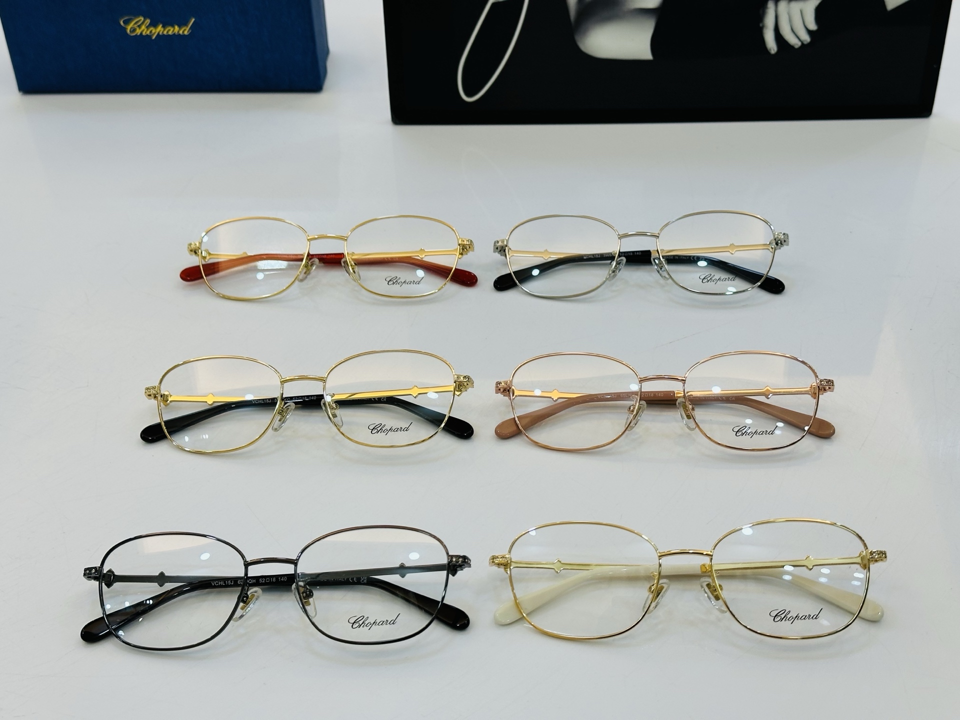 原版 ChoPard肖邦 MODEL: VCHL15J Size：52口18-140 以现代时尚的设计风