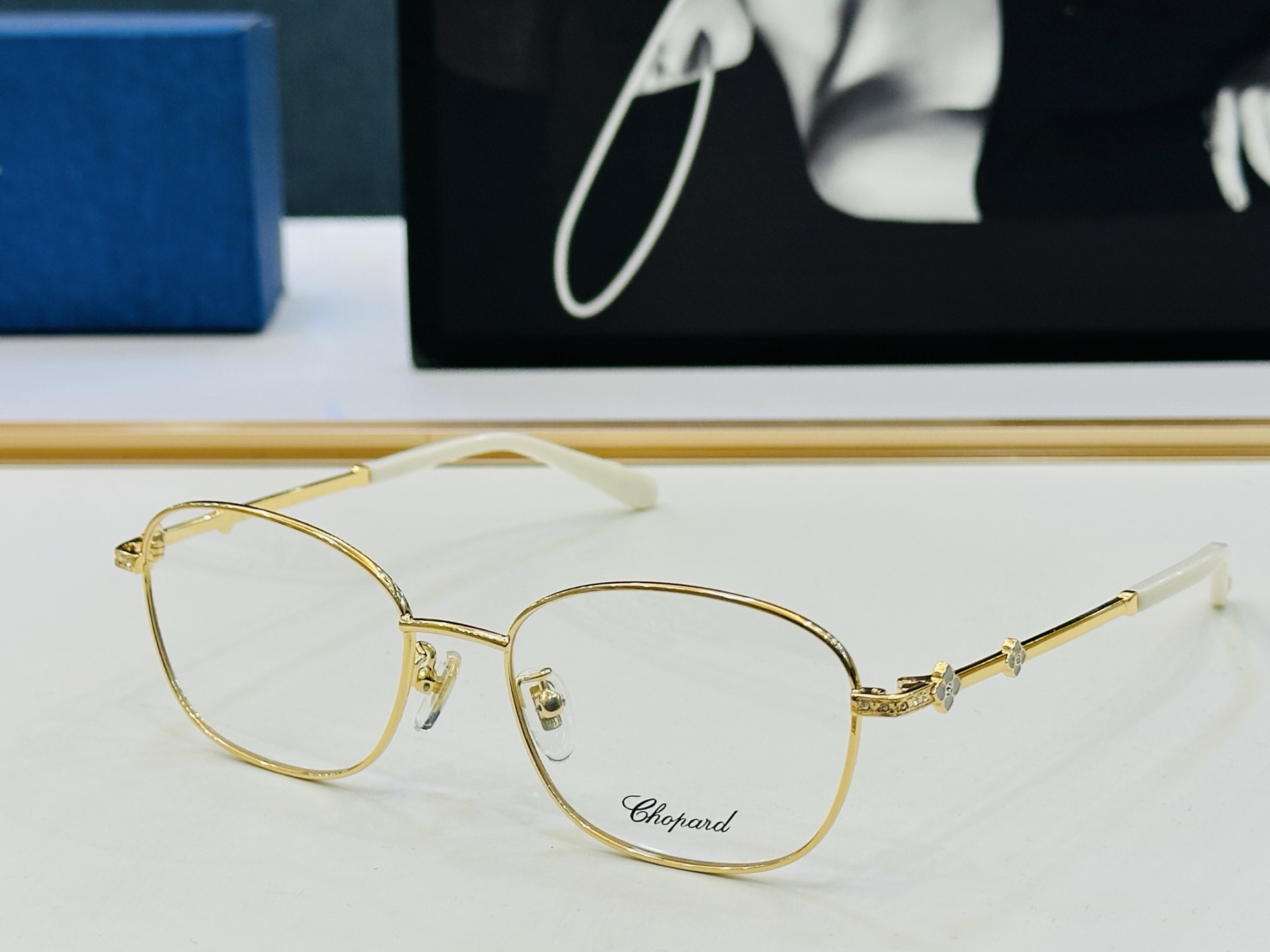 原版 ChoPard肖邦 MODEL: VCHL15J Size：52口18-140 以现代时尚的设计风