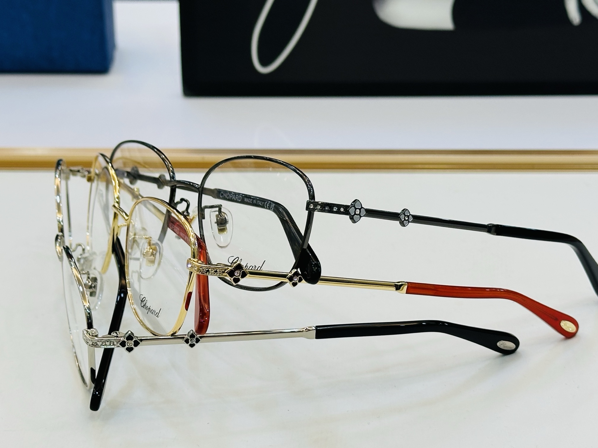 原版 ChoPard肖邦 MODEL: VCHL15J Size：52口18-140 以现代时尚的设计风