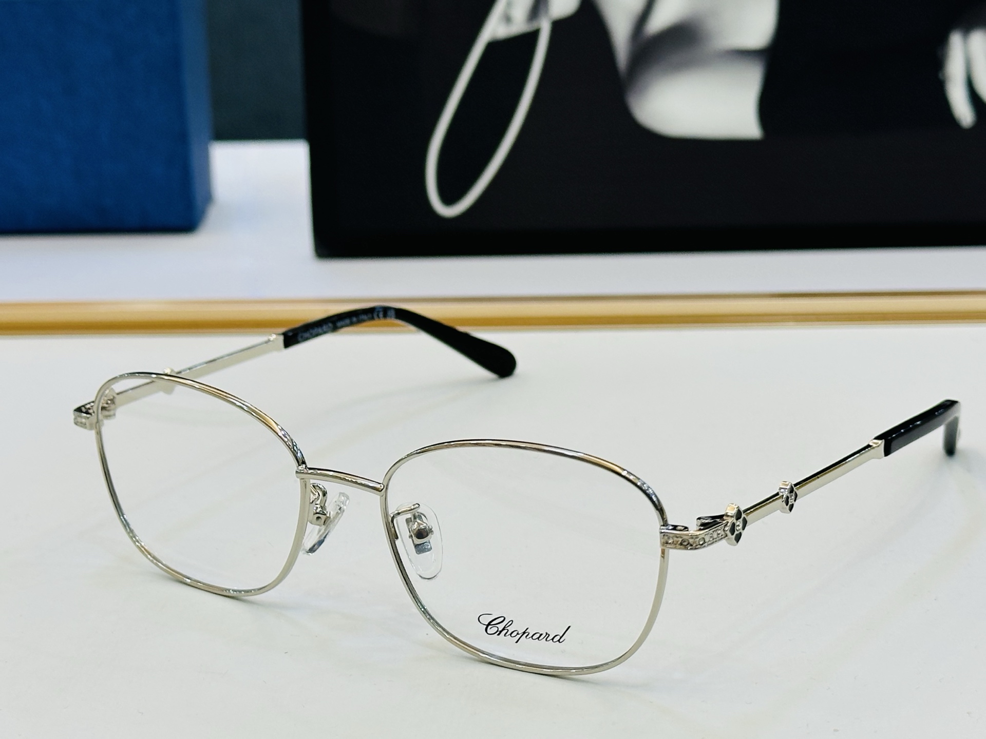 原版 ChoPard肖邦 MODEL: VCHL15J Size：52口18-140 以现代时尚的设计风