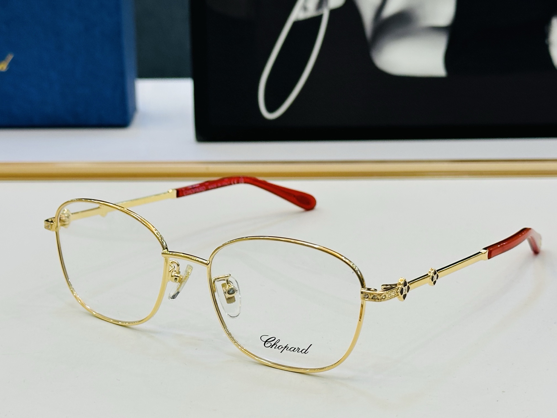 原版 ChoPard肖邦 MODEL: VCHL15J Size：52口18-140 以现代时尚的设计风