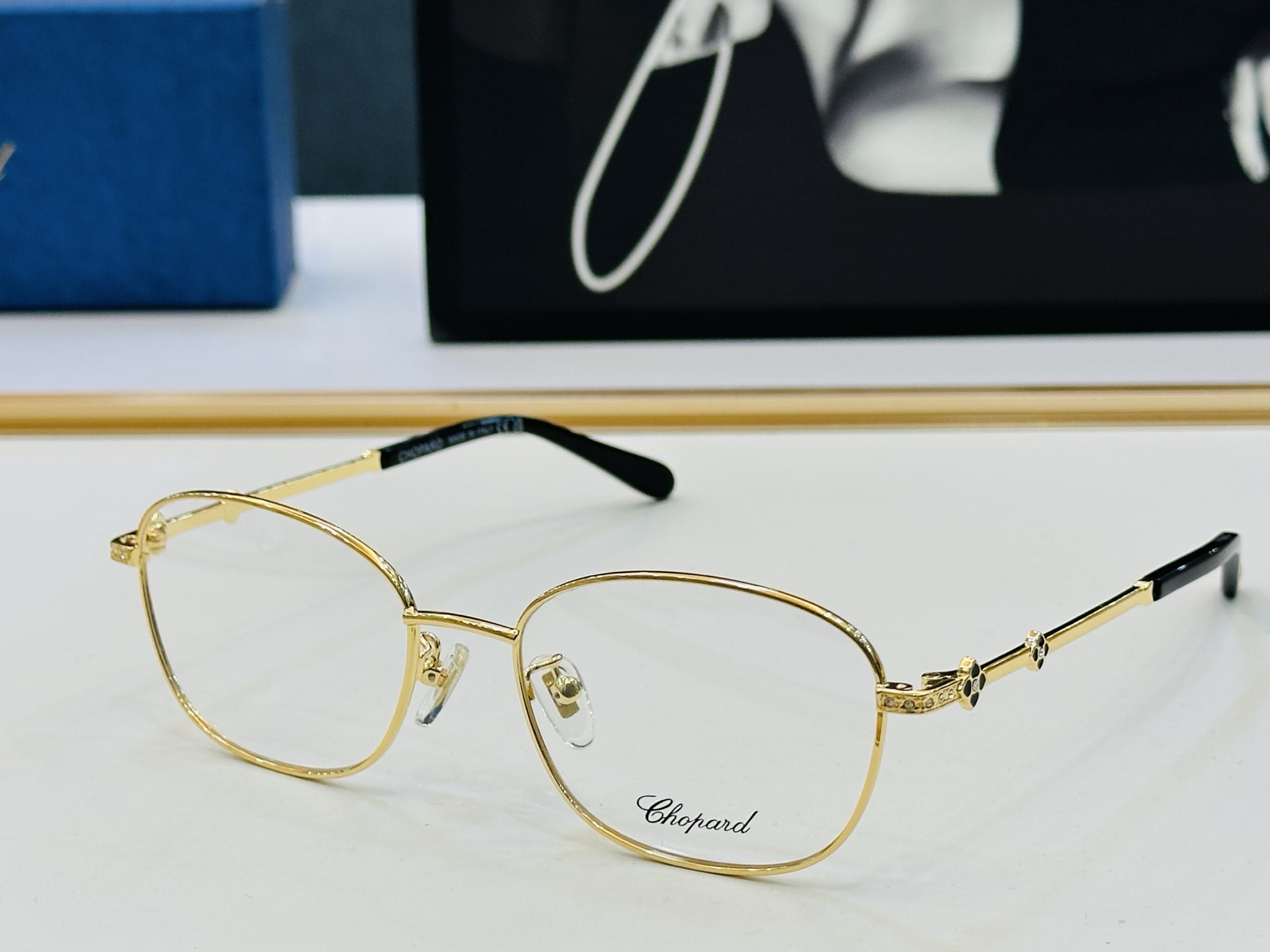 原版 ChoPard肖邦 MODEL: VCHL15J Size：52口18-140 以现代时尚的设计风