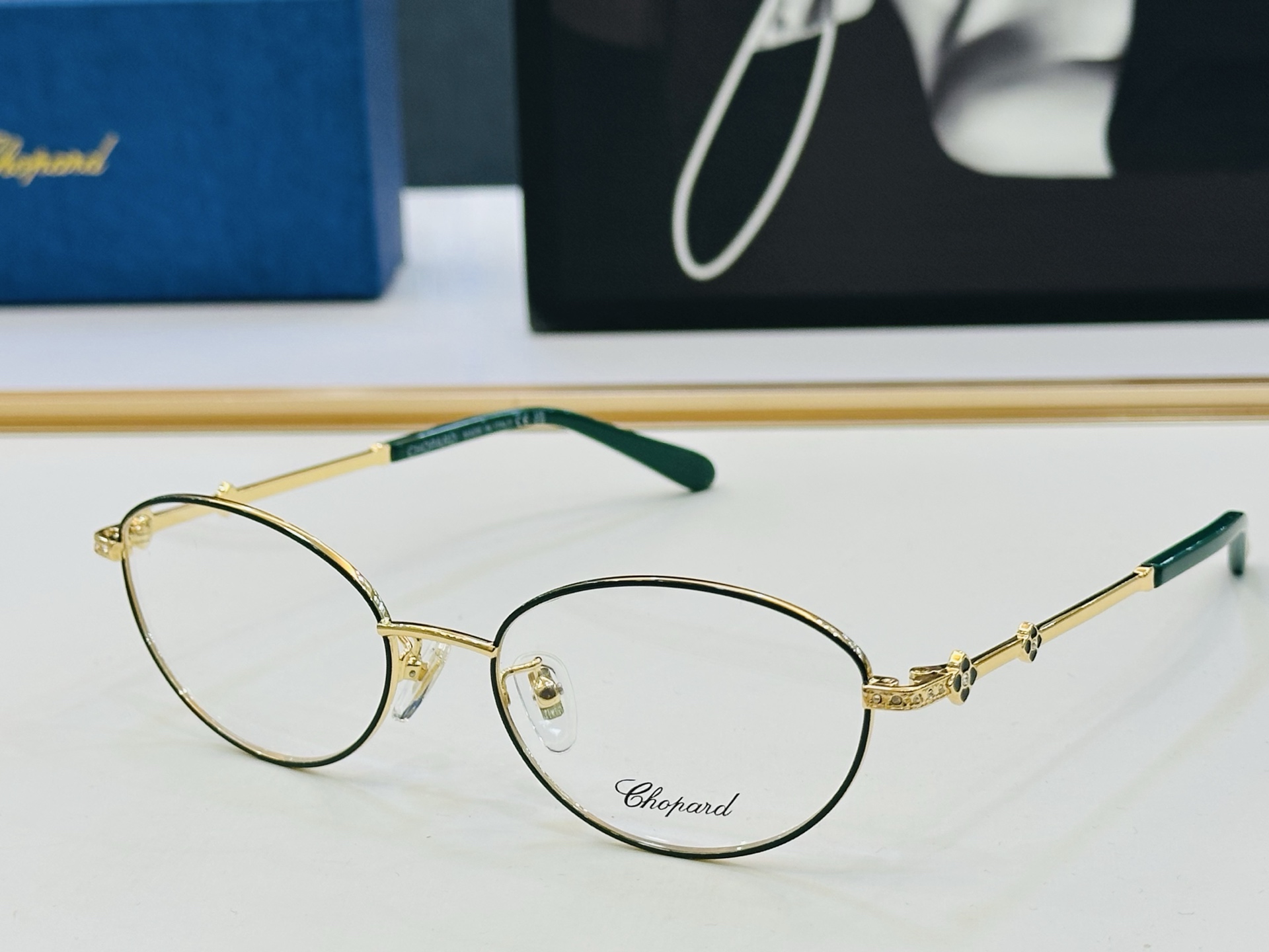 原版 ChoPard肖邦 MODEL: VCHA52J Size：53口18-140 以现代时尚的设计风