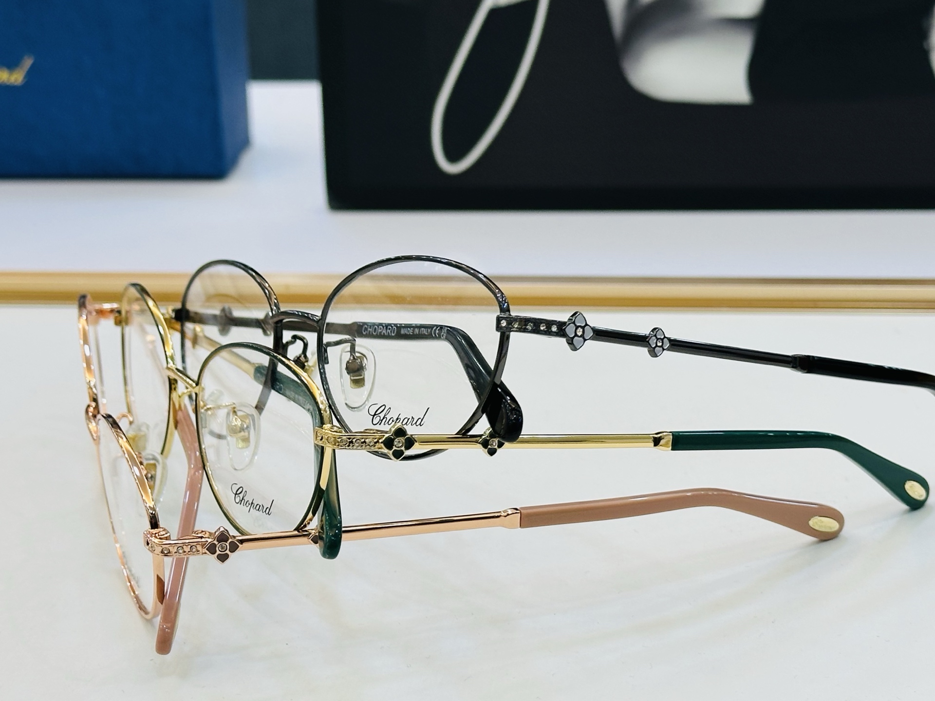 原版 ChoPard肖邦 MODEL: VCHA52J Size：53口18-140 以现代时尚的设计风