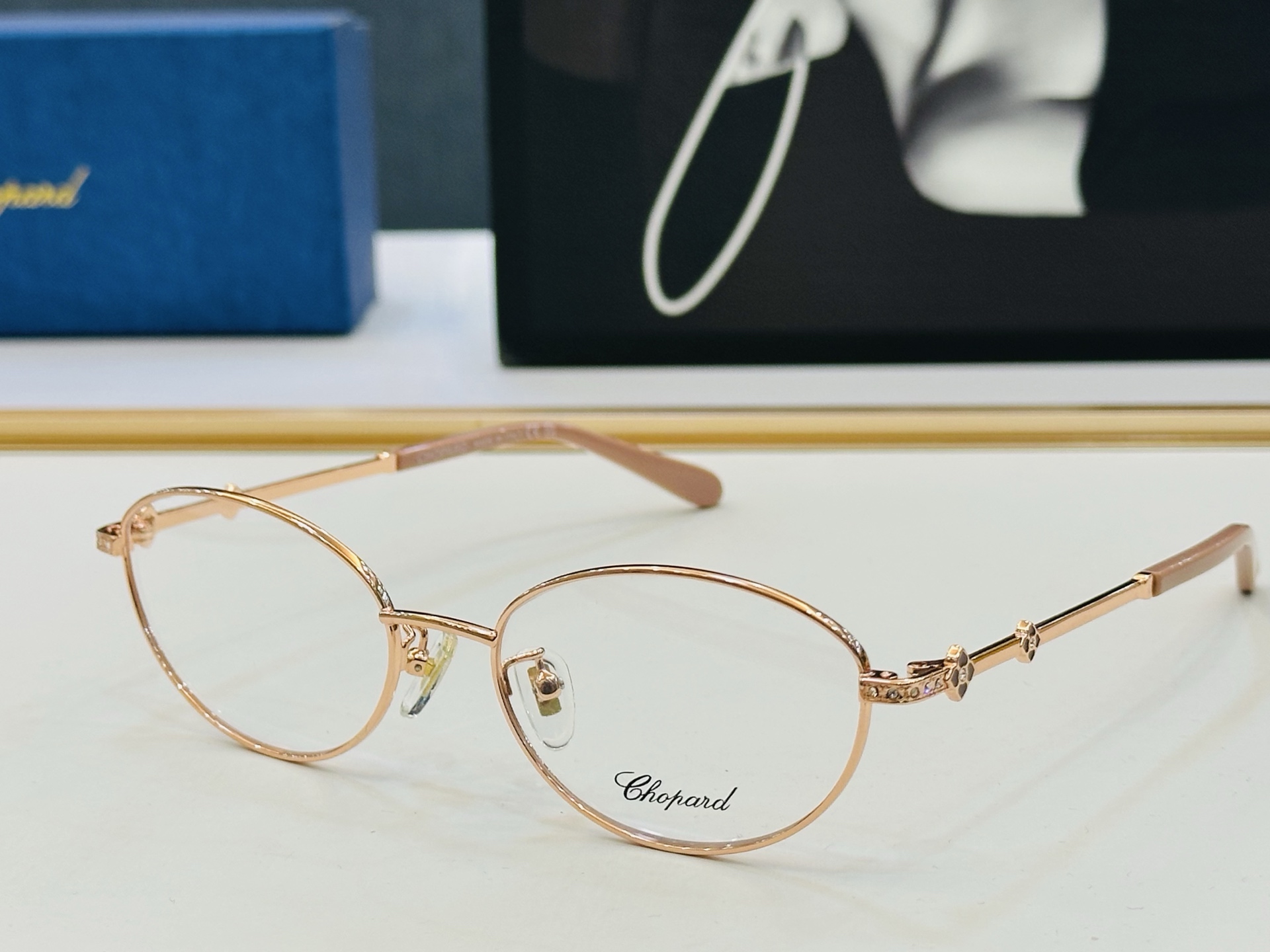 原版 ChoPard肖邦 MODEL: VCHA52J Size：53口18-140 以现代时尚的设计风