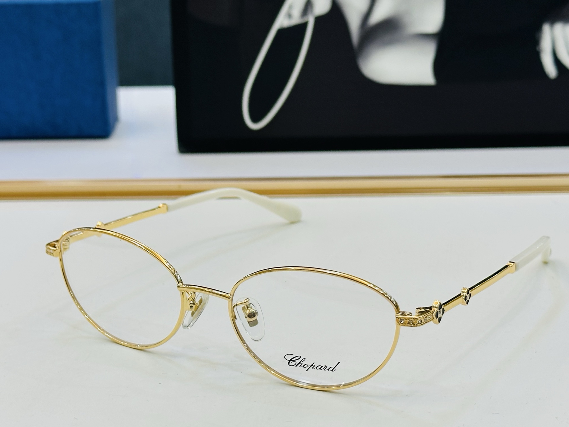 原版 ChoPard肖邦 MODEL: VCHA52J Size：53口18-140 以现代时尚的设计风