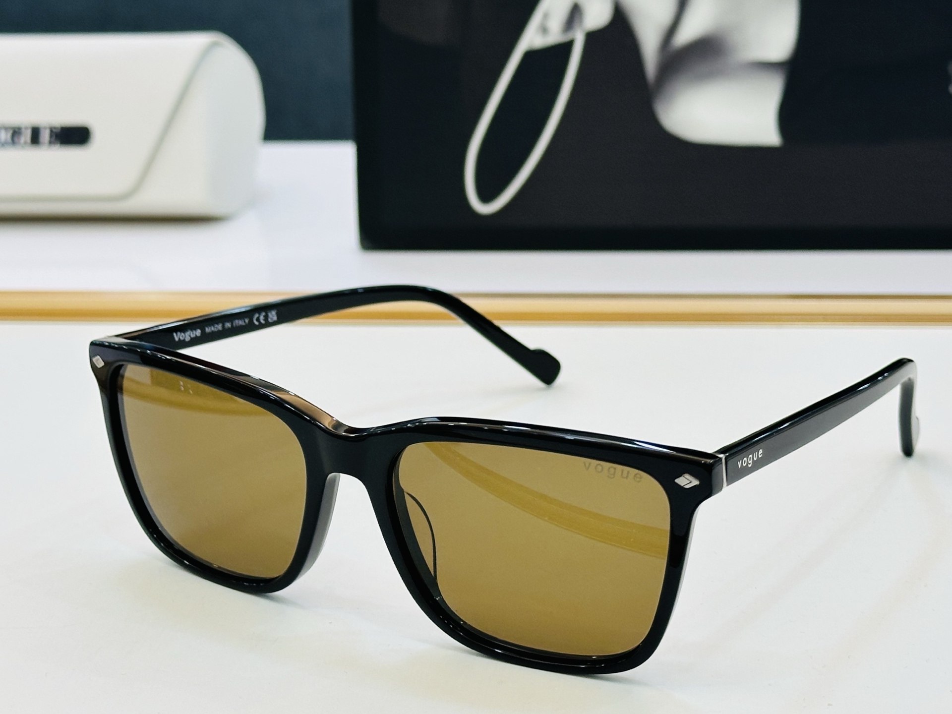 VOGUEMOD：VO5493S Size：56口18-145 时尚太阳镜