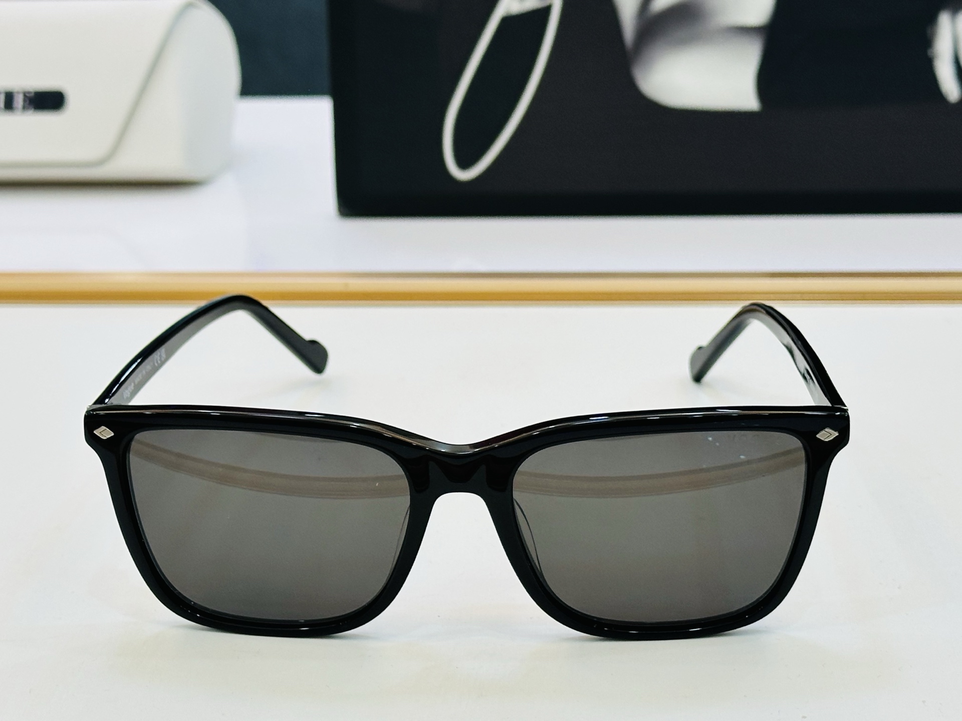 VOGUEMOD：VO5493S Size：56口18-145 时尚太阳镜