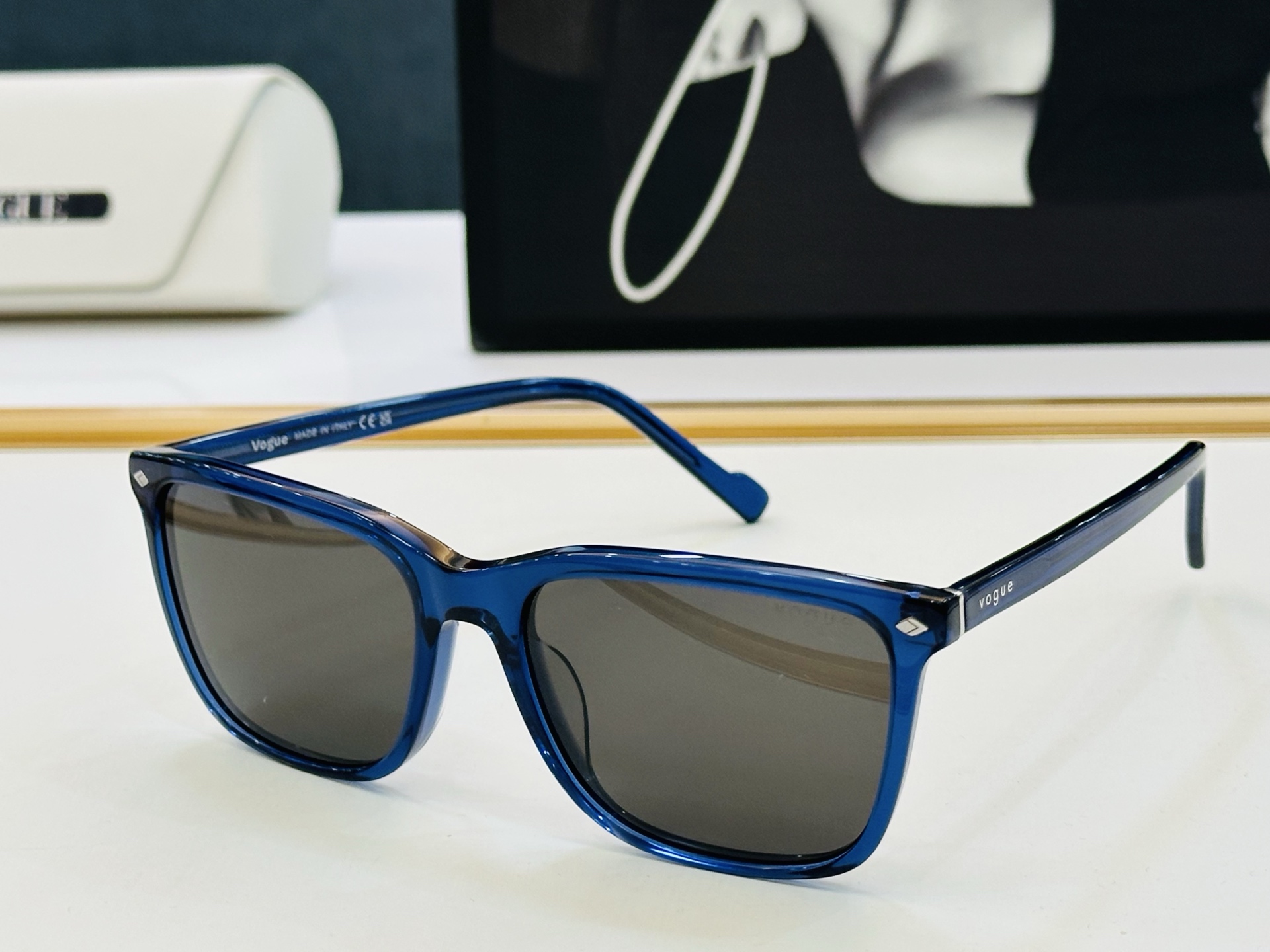 VOGUEMOD：VO5493S Size：56口18-145 时尚太阳镜