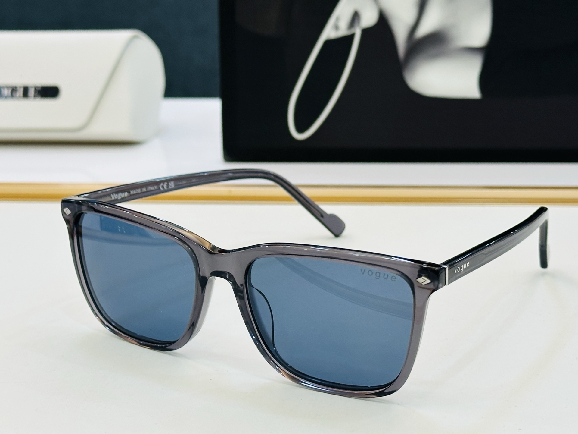 VOGUEMOD：VO5493S Size：56口18-145 时尚太阳镜