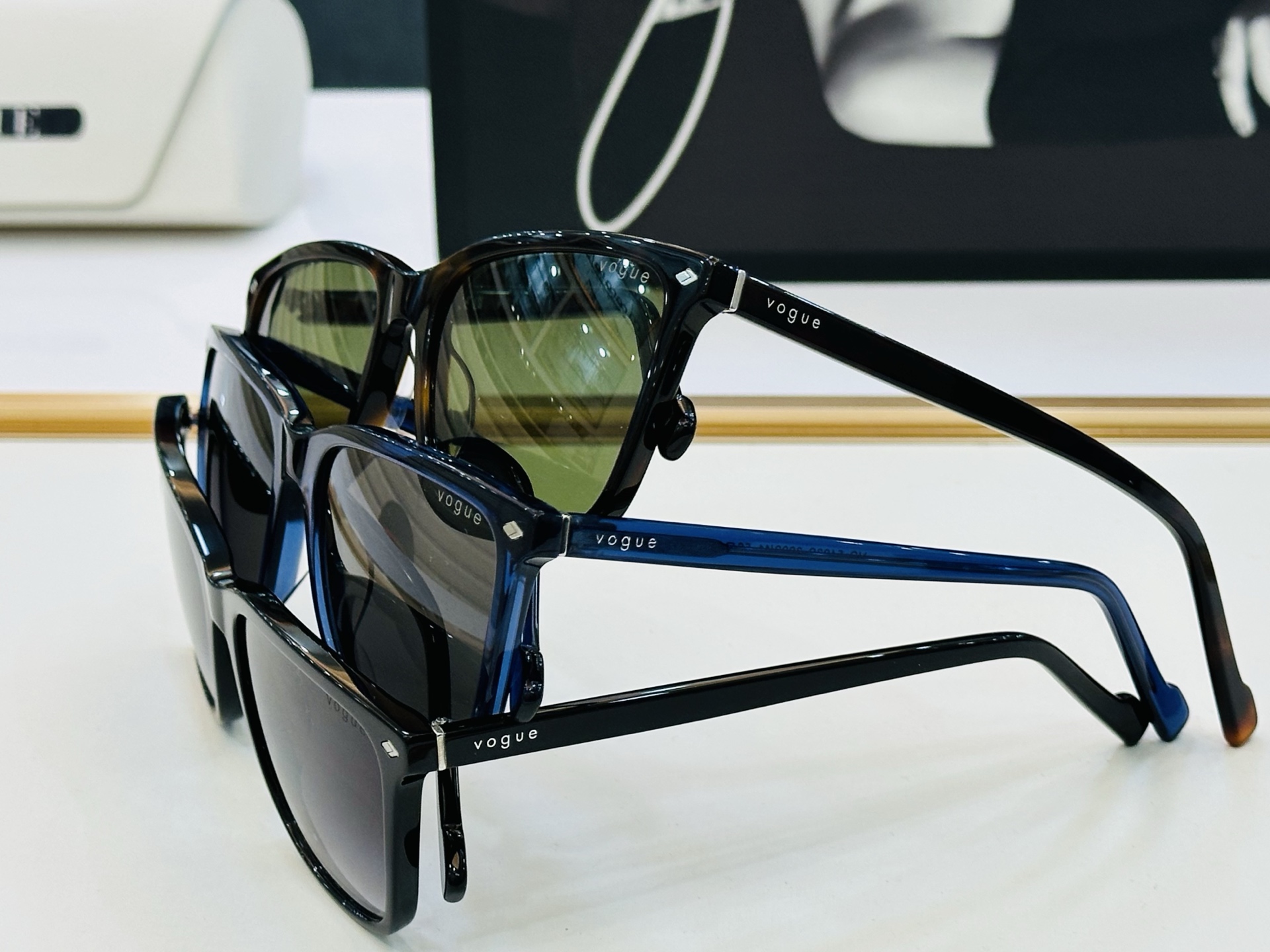 VOGUEMOD：VO5493S Size：56口18-145 时尚太阳镜