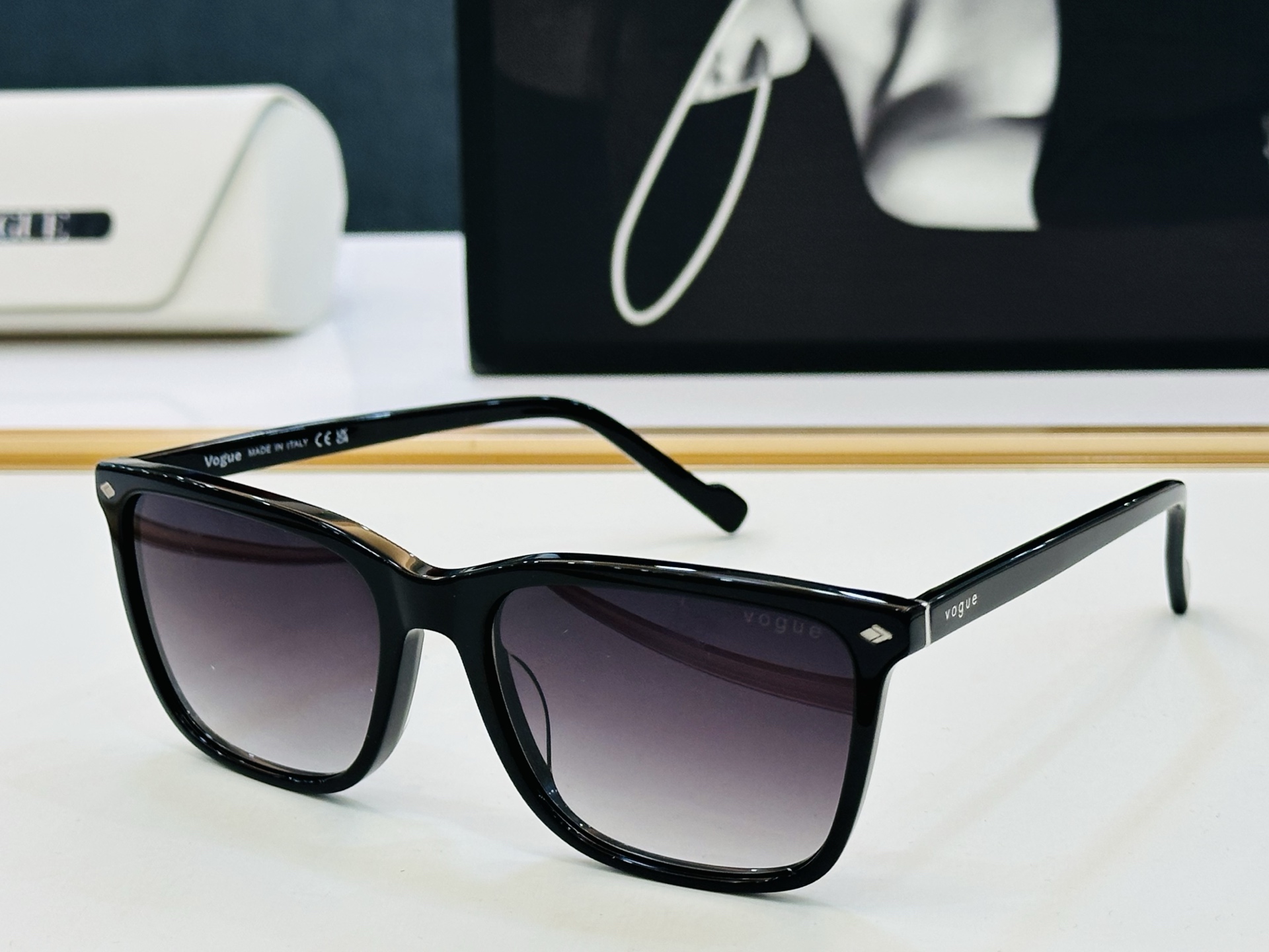 VOGUEMOD：VO5493S Size：56口18-145 时尚太阳镜