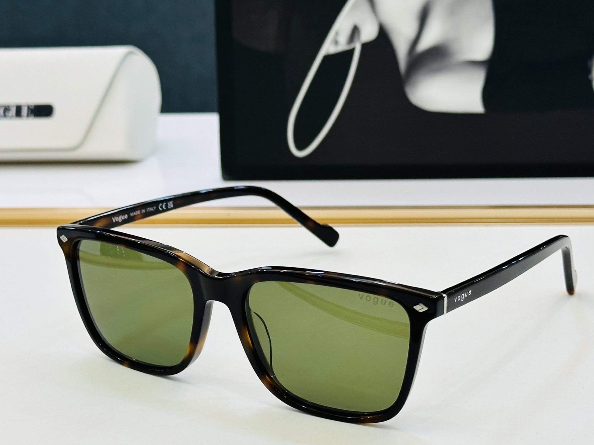 VOGUEMOD：VO5493S Size：56口18-145 时尚太阳镜