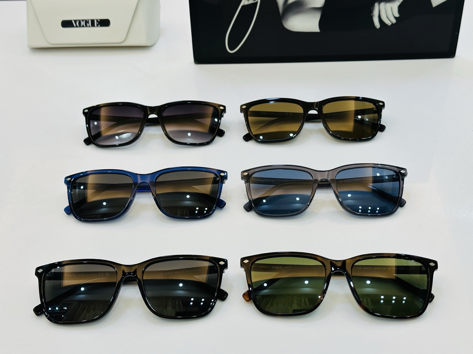 VOGUEMOD：VO5493S Size：56口18-145 时尚太阳镜