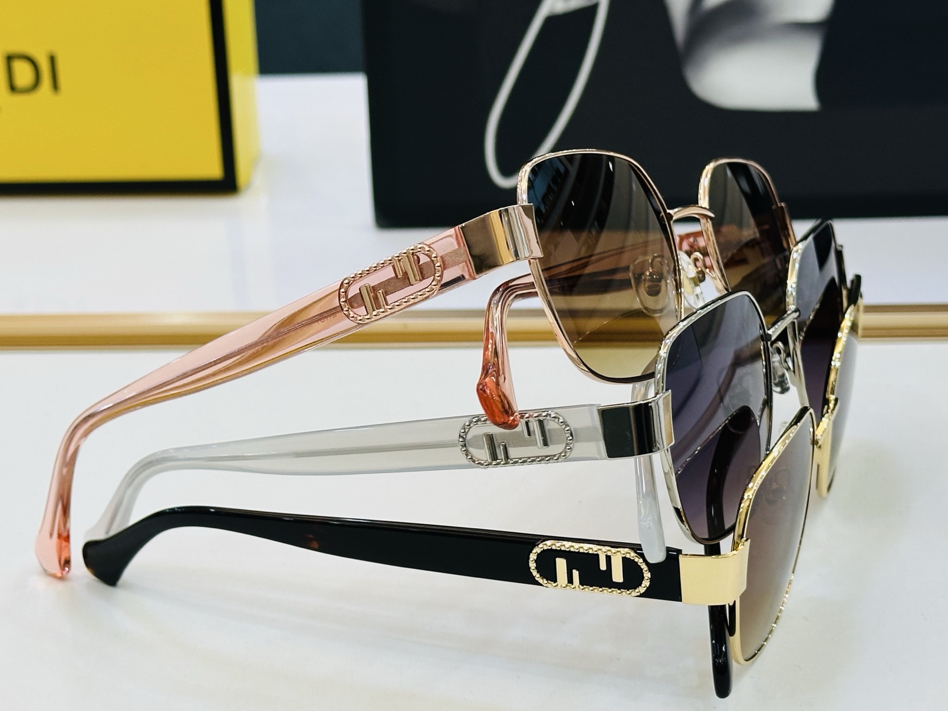 。新款FEND* FE40052 Size：53口19-145🎁芬家 😀👏时尚经典 L太阳镜