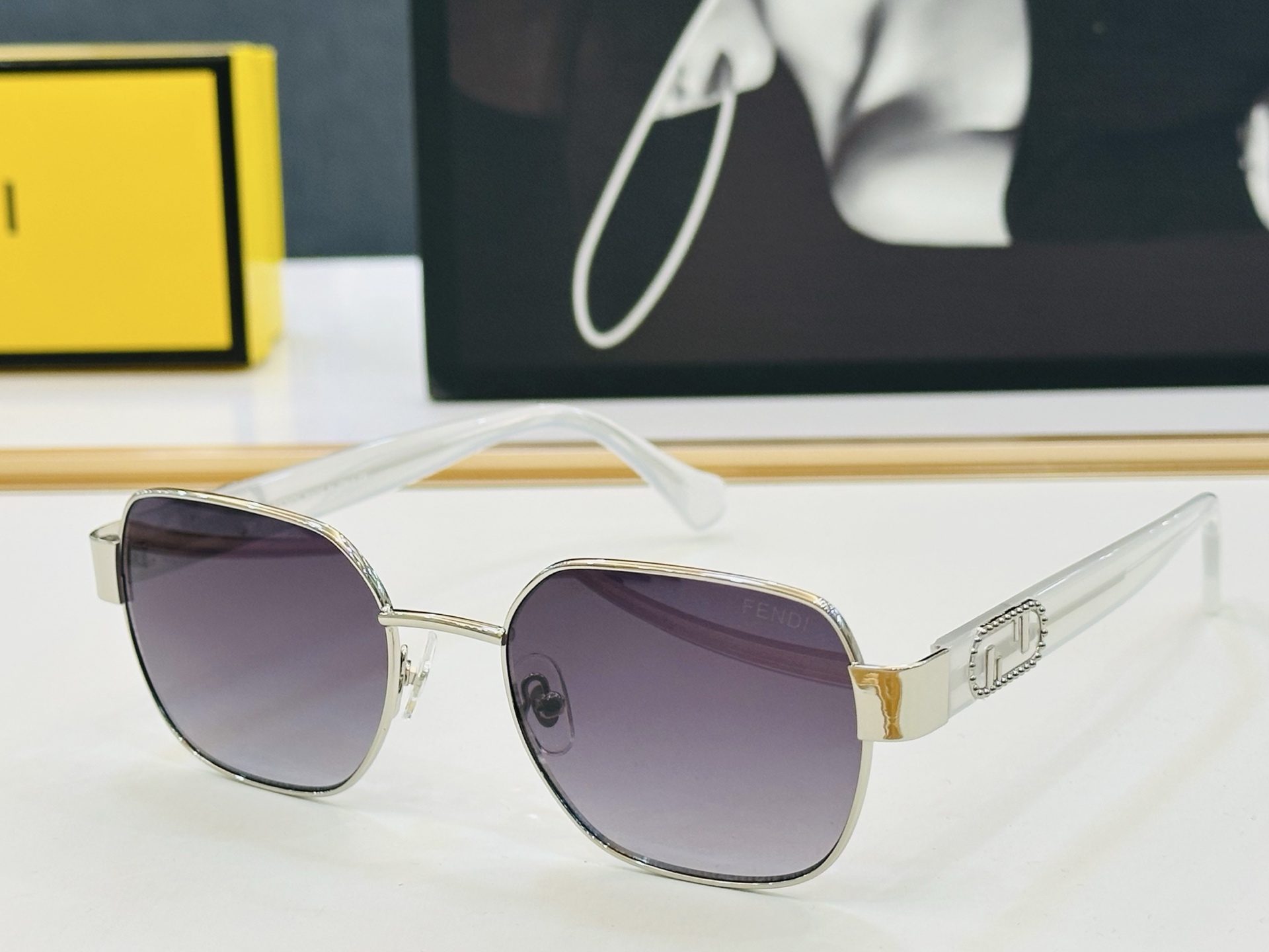 。新款FEND* FE40052 Size：53口19-145🎁芬家 😀👏时尚经典 L太阳镜