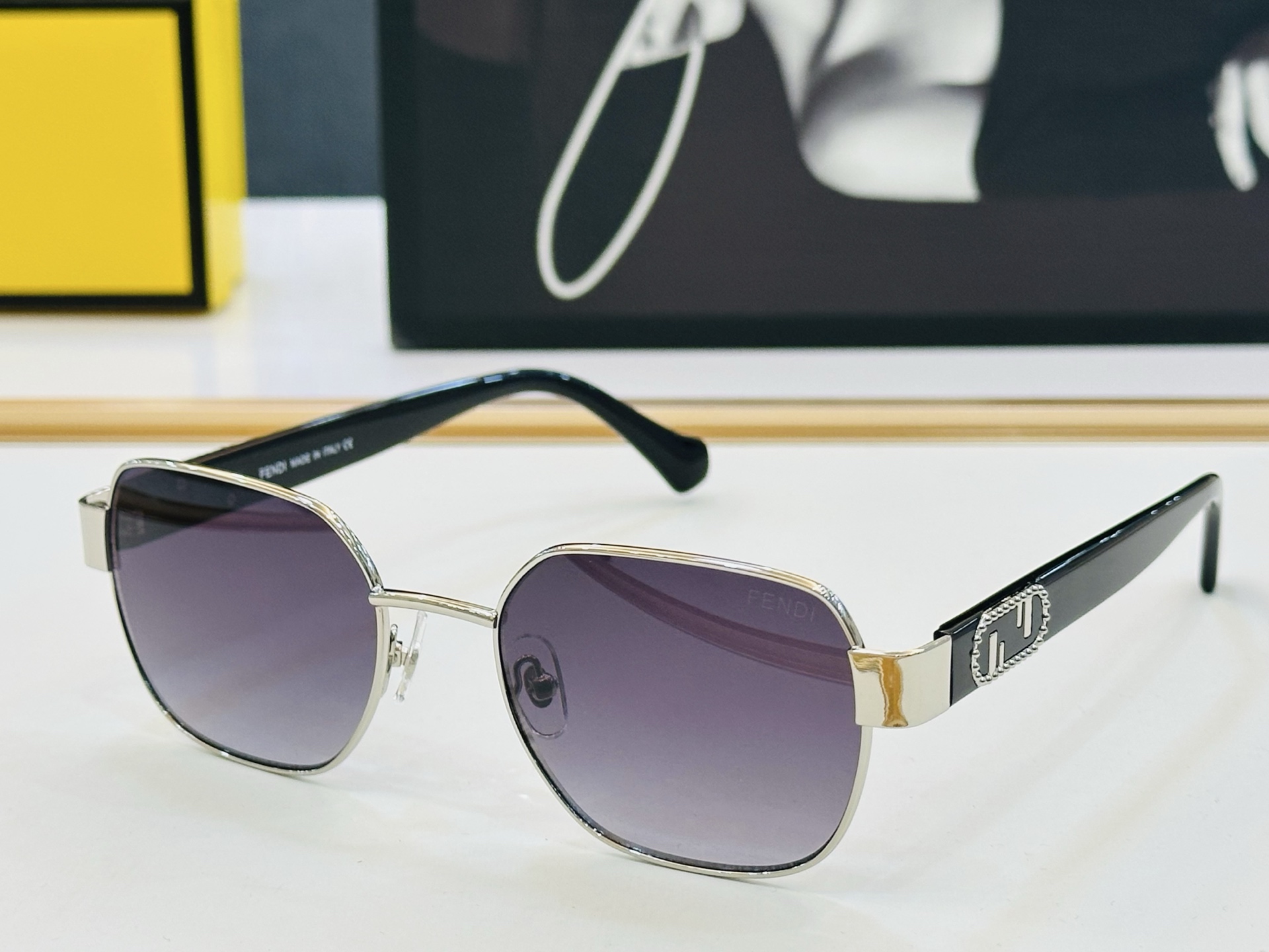 。新款FEND* FE40052 Size：53口19-145🎁芬家 😀👏时尚经典 L太阳镜