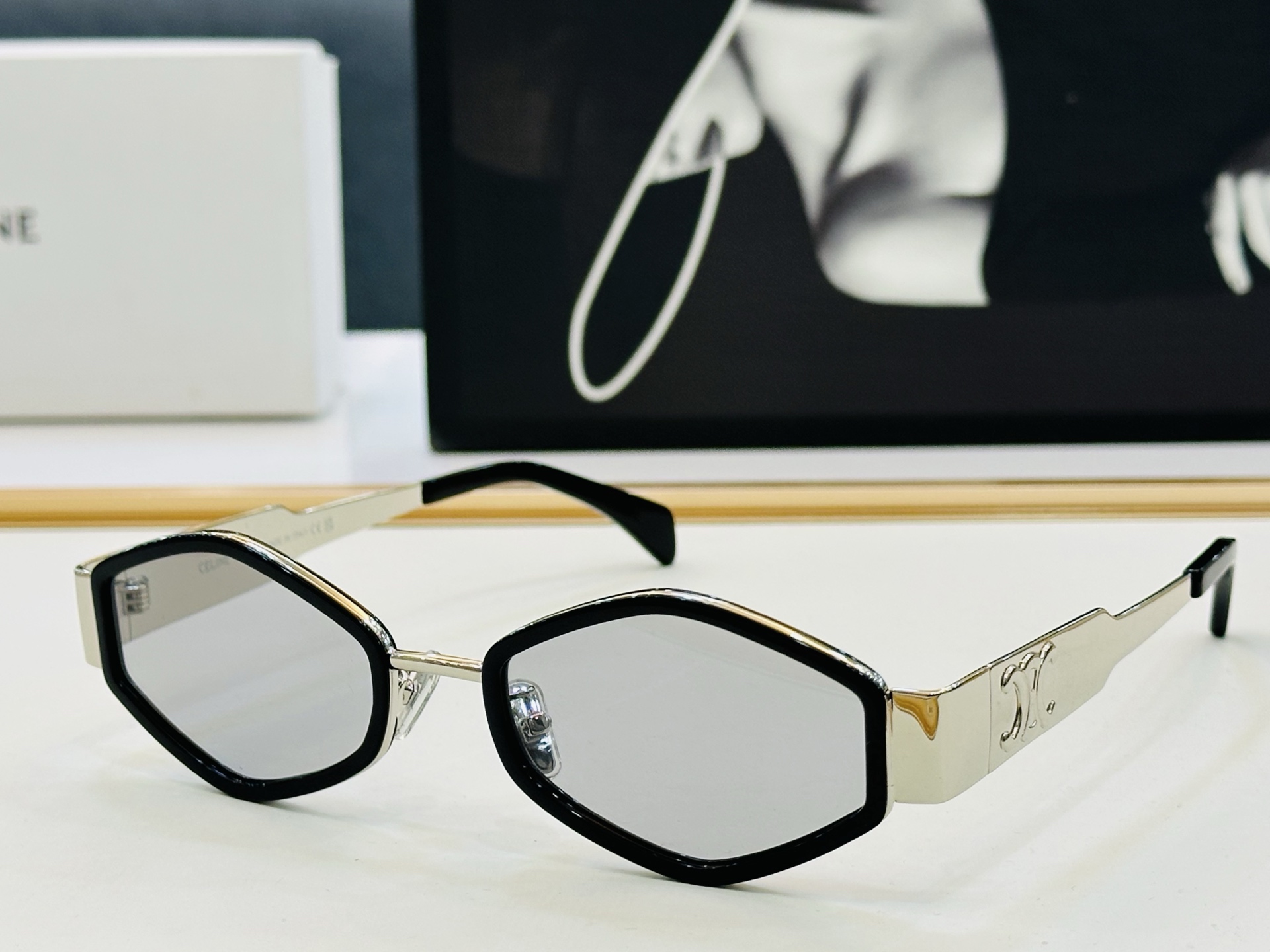 【CELINE】赛琳 CL40330F Size：54口21-145 一直热销的款式 欧美风 L光泽度好