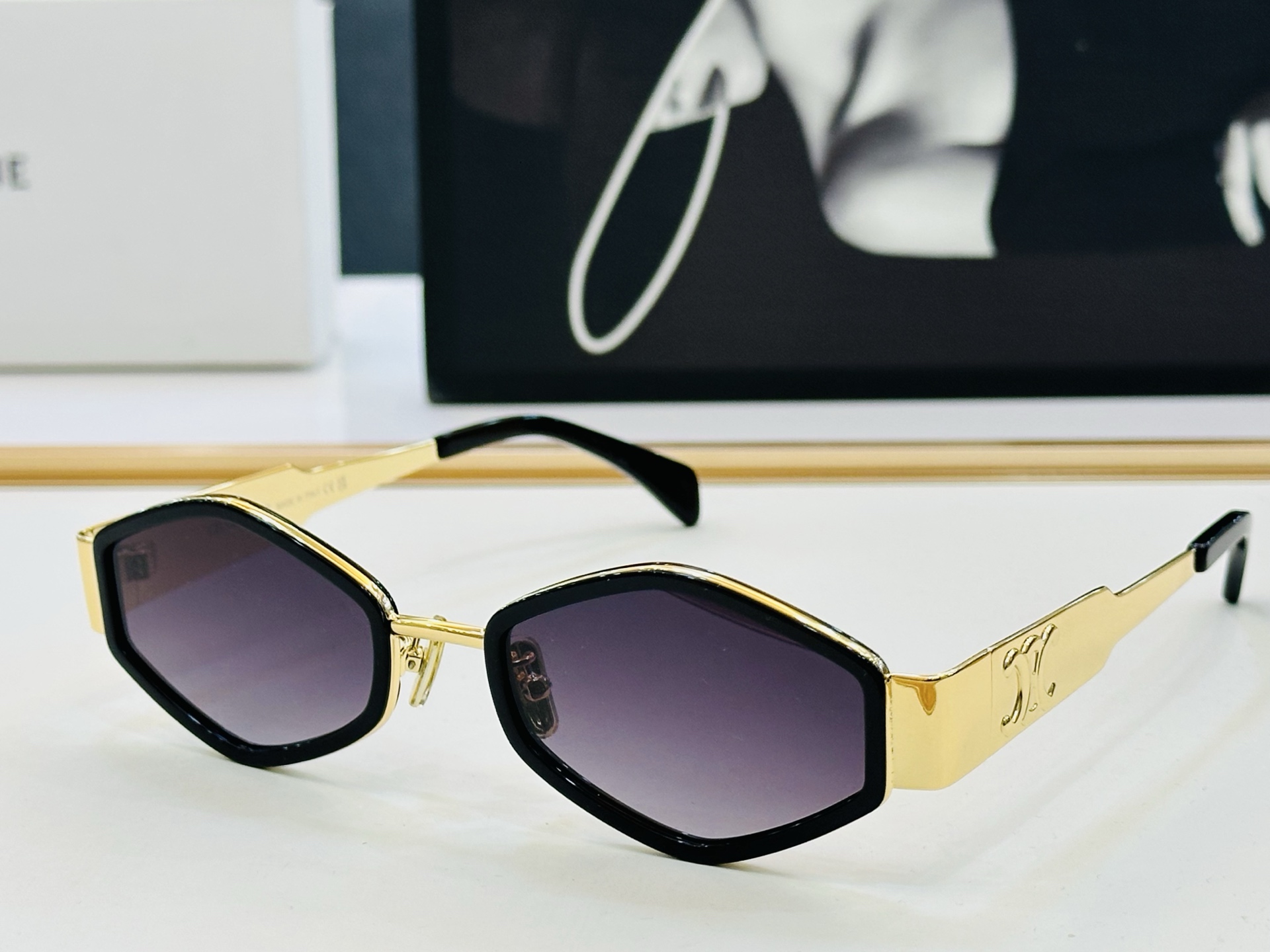 【CELINE】赛琳 CL40330F Size：54口21-145 一直热销的款式 欧美风 L光泽度好