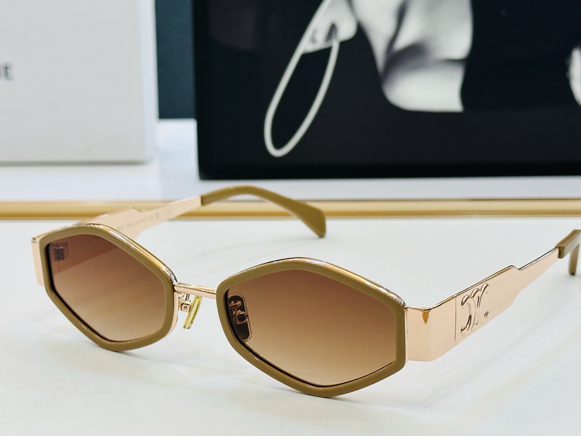 【CELINE】赛琳 CL40330F Size：54口21-145 一直热销的款式 欧美风 L光泽度好