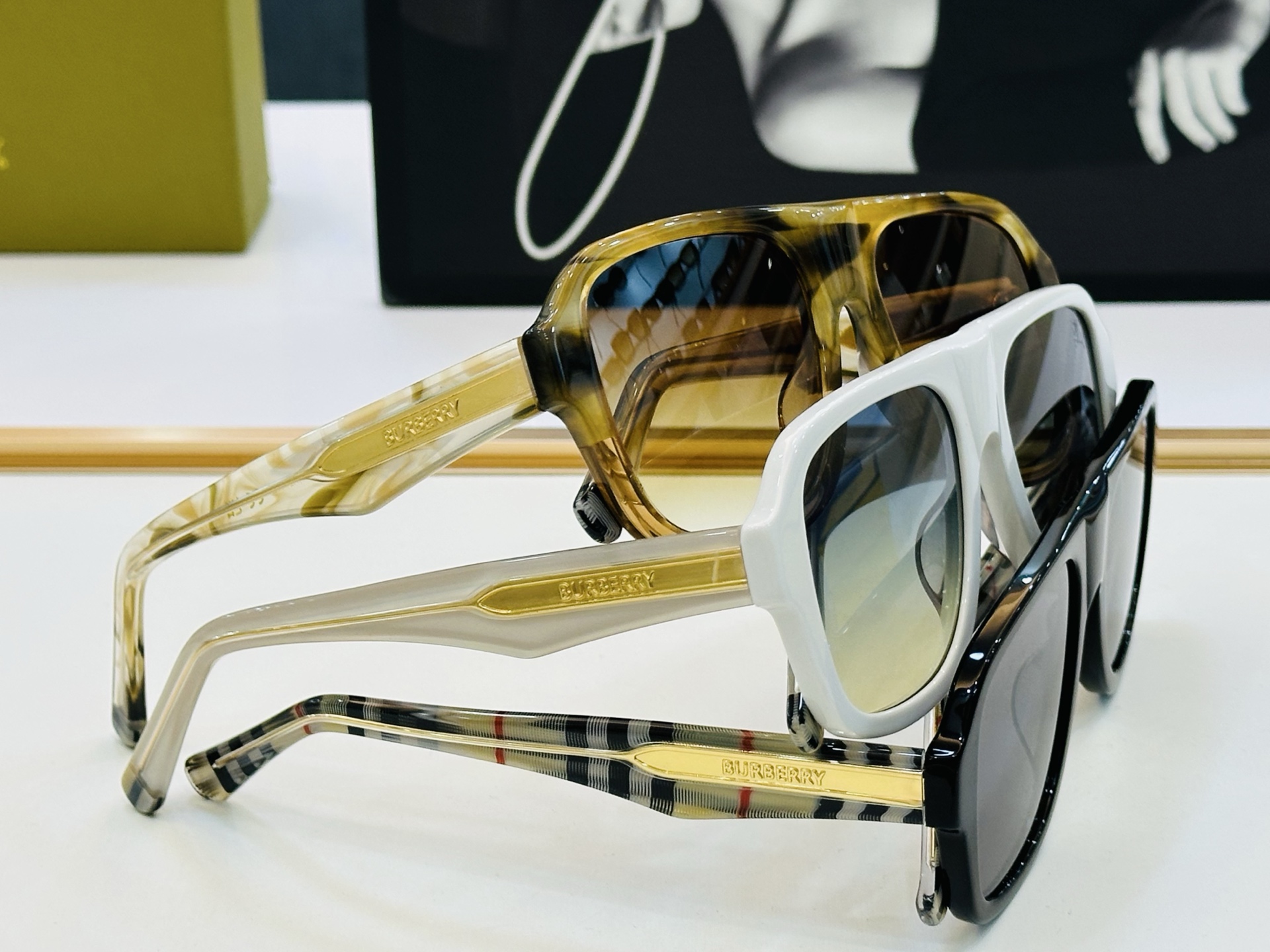 新款 BURBERR*🔻巴家 BE5886 百搭镜架Size：56口19-145 高品质 到货 🌲🌲🌲b