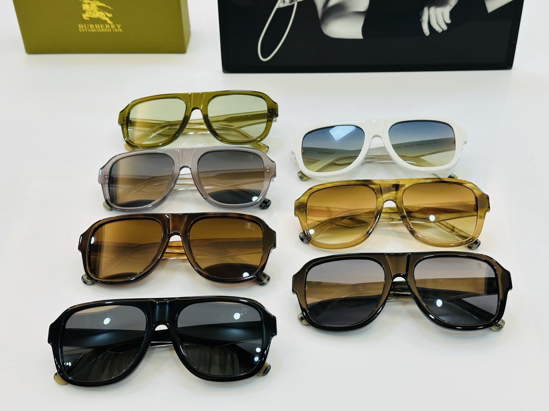 新款 BURBERR*🔻巴家 BE5886 百搭镜架Size：56口19-145 高品质 到货 🌲🌲🌲b