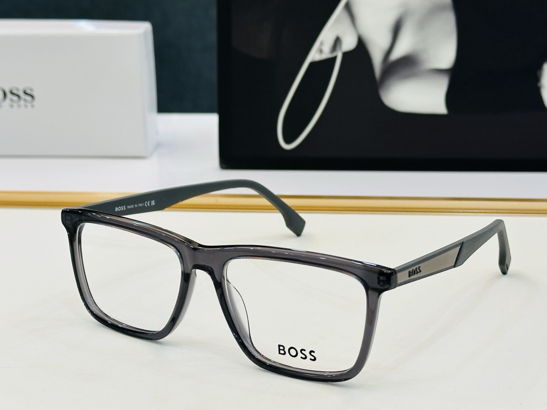 🆕 BOSS1768/G Size：57口18-145 🕶🕶💋💋👣👣 不挑脸 🍁经典不过时框型 Z品质优