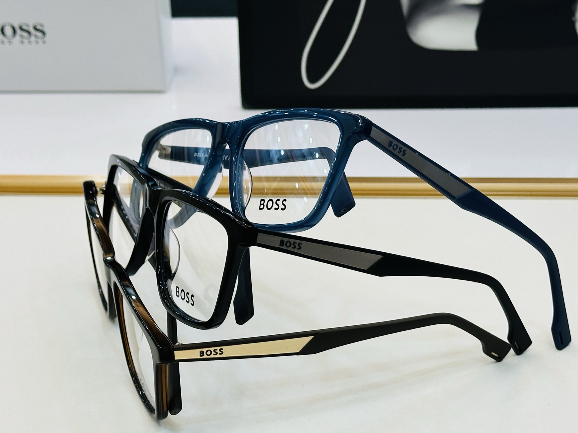 🆕 BOSS1768/G Size：57口18-145 🕶🕶💋💋👣👣 不挑脸 🍁经典不过时框型 Z品质优