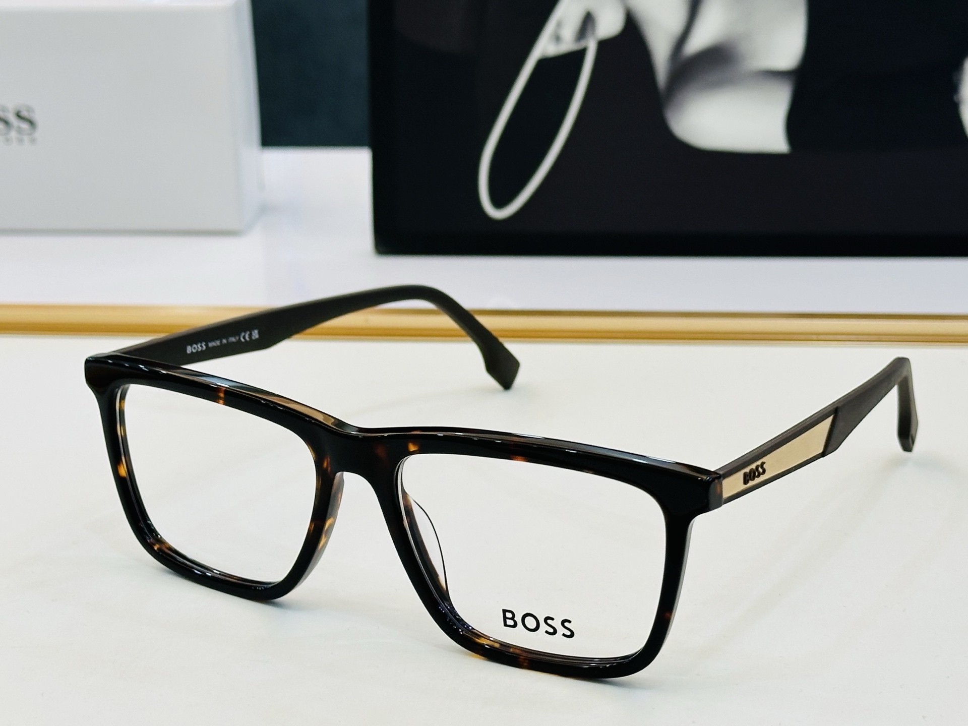 🆕 BOSS1768/G Size：57口18-145 🕶🕶💋💋👣👣 不挑脸 🍁经典不过时框型 Z品质优