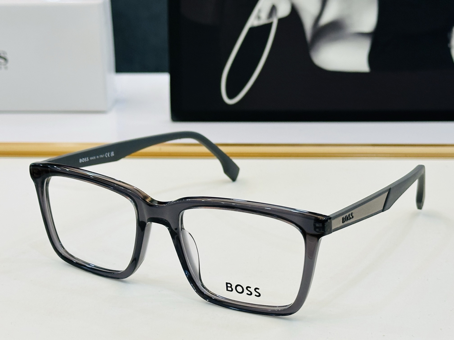 🆕 BOSS1827 Size：55口18-145 🕶🕶💋💋👣👣 不挑脸 🍁经典不过时框型 Z品质优良 