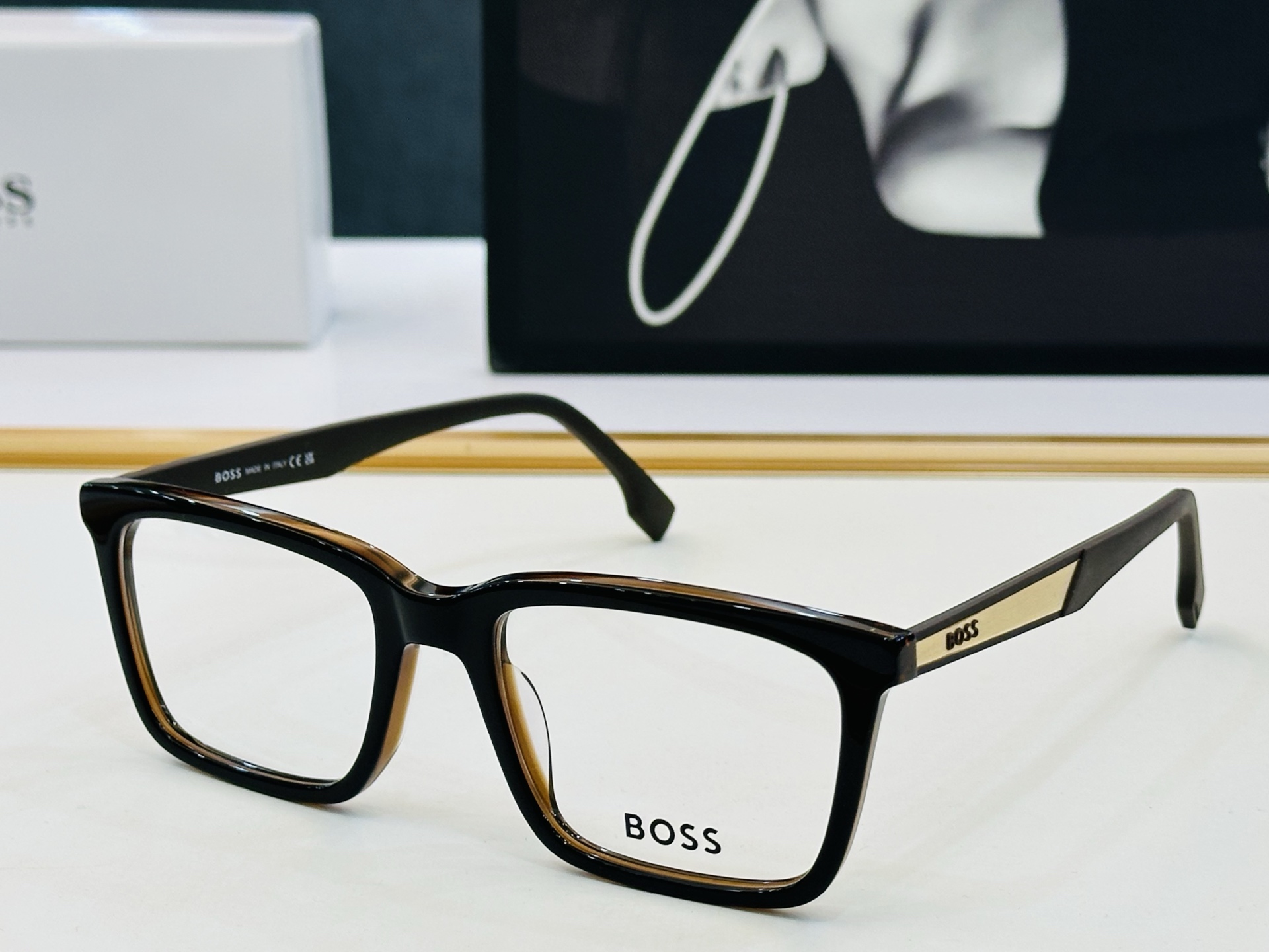 🆕 BOSS1827 Size：55口18-145 🕶🕶💋💋👣👣 不挑脸 🍁经典不过时框型 Z品质优良 