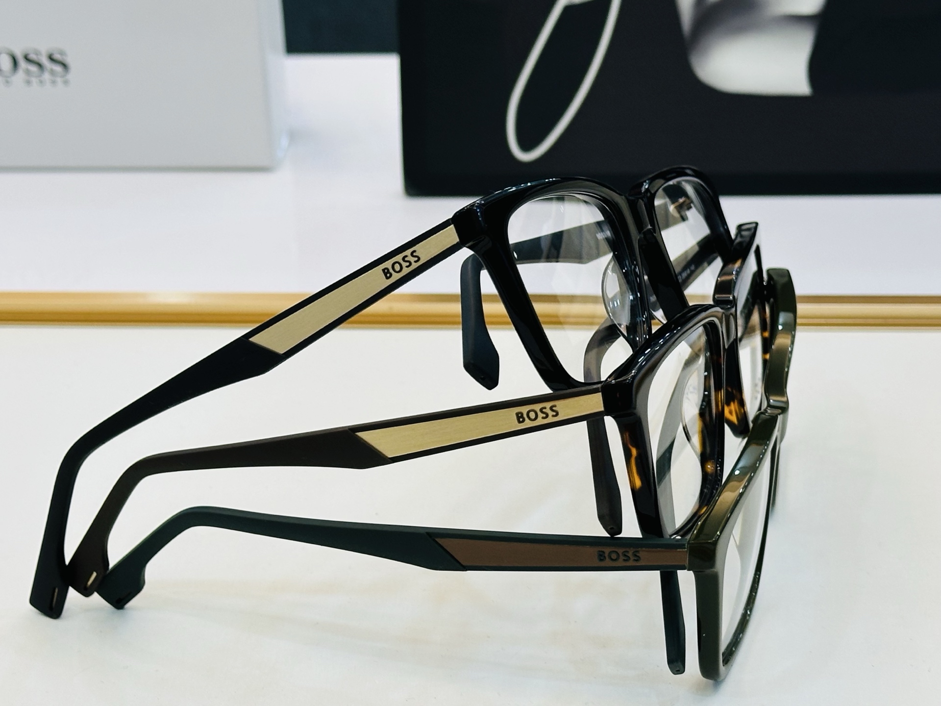 🆕 BOSS1827 Size：55口18-145 🕶🕶💋💋👣👣 不挑脸 🍁经典不过时框型 Z品质优良 