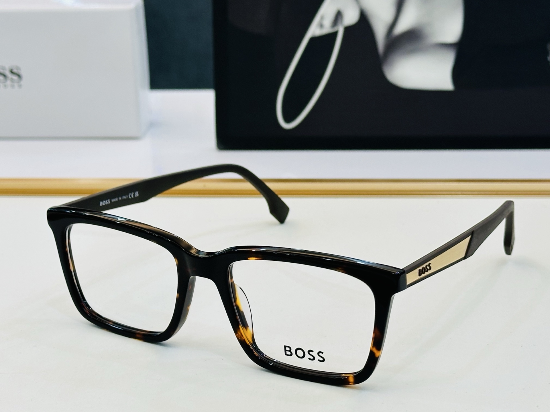 🆕 BOSS1827 Size：55口18-145 🕶🕶💋💋👣👣 不挑脸 🍁经典不过时框型 Z品质优良 