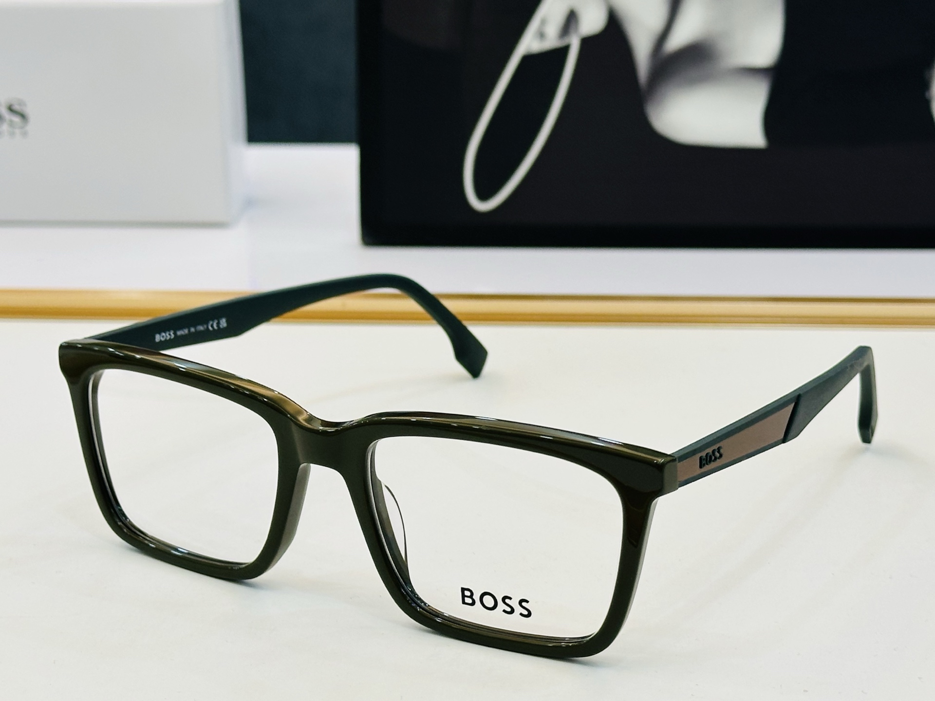🆕 BOSS1827 Size：55口18-145 🕶🕶💋💋👣👣 不挑脸 🍁经典不过时框型 Z品质优良 
