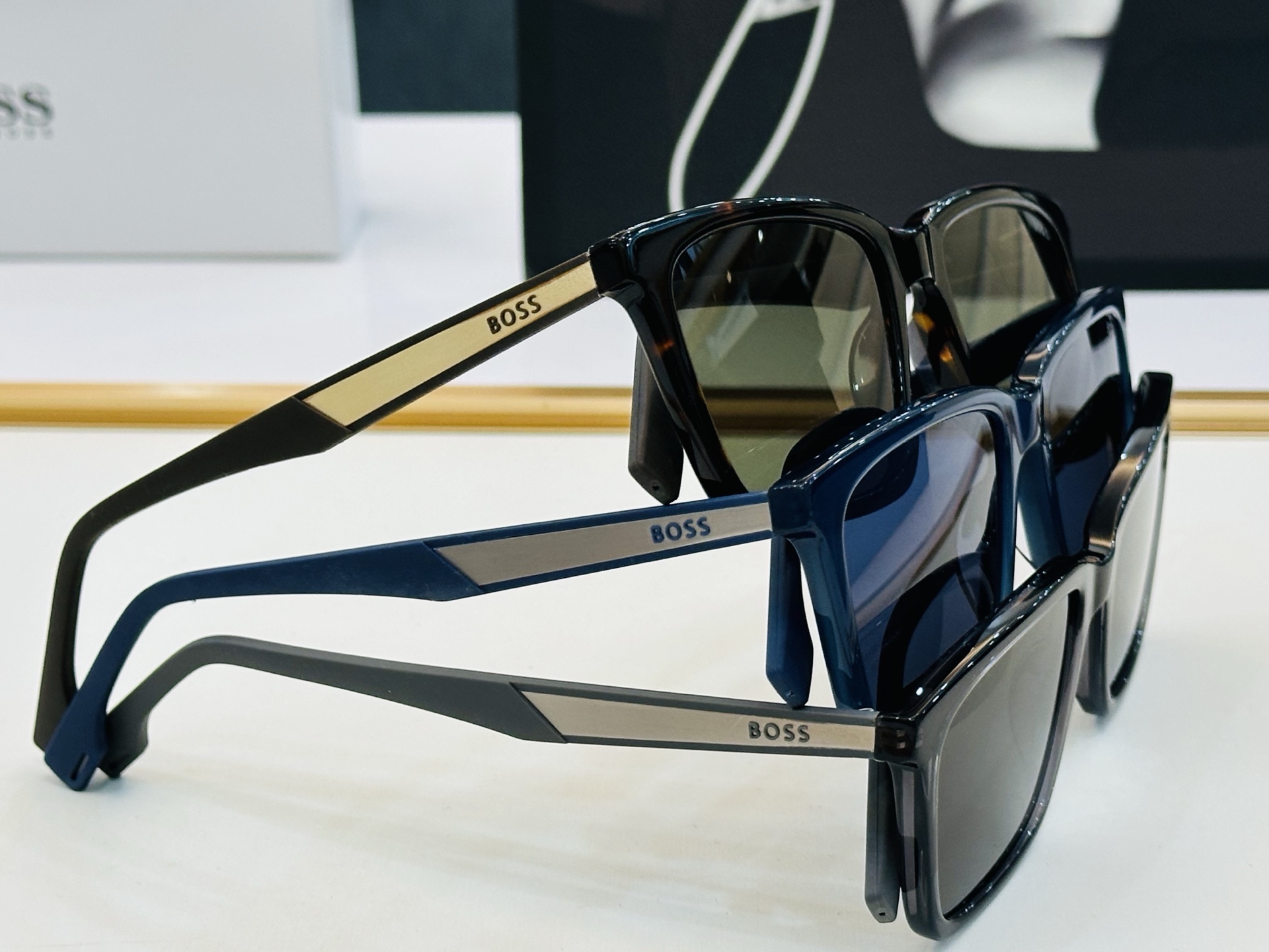 🆕 BOSS1827 Size：55口18-145 🕶🕶💋💋👣👣 不挑脸 🍁经典不过时框型 Z品质优良 