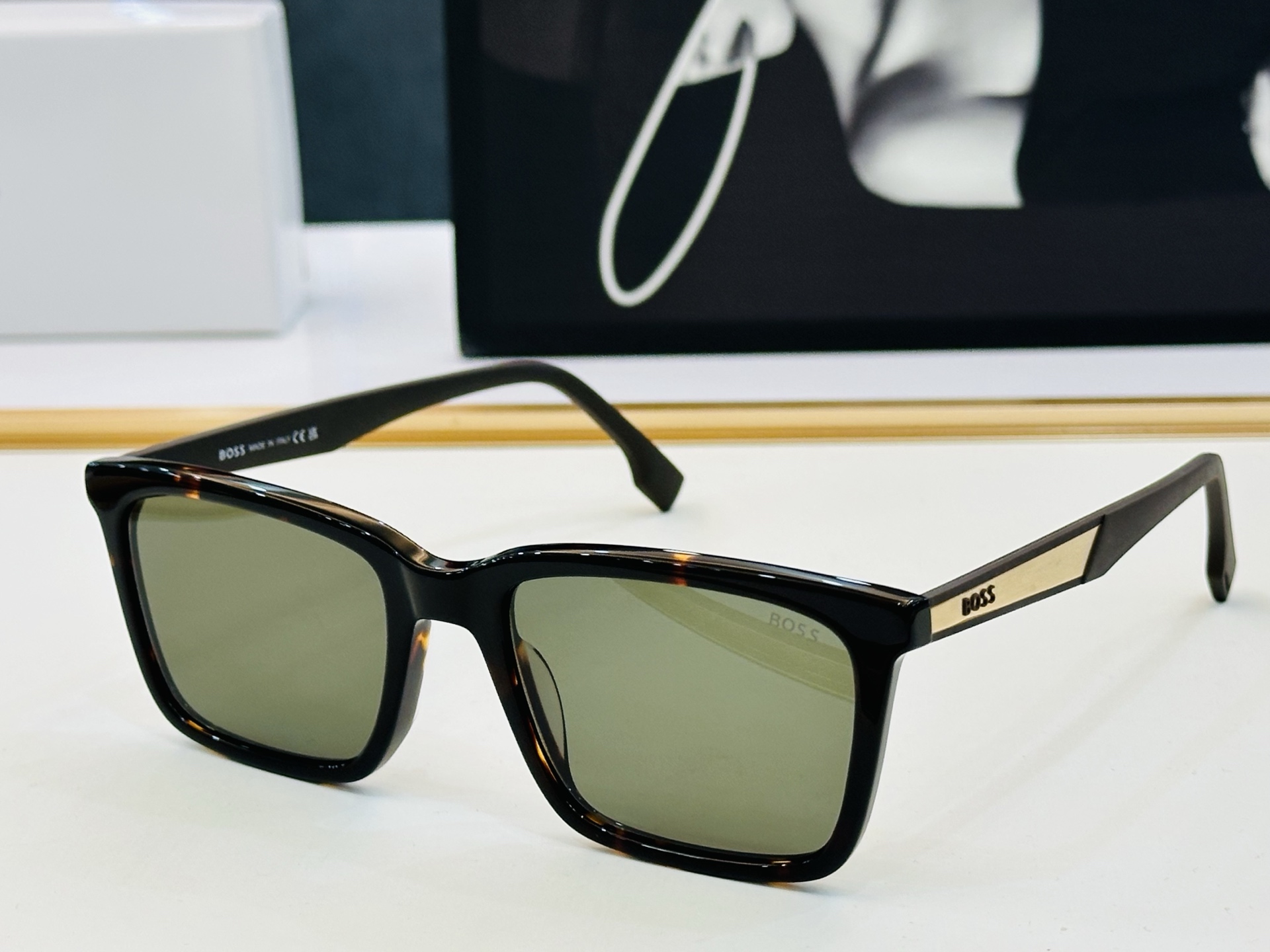 🆕 BOSS1827 Size：55口18-145 🕶🕶💋💋👣👣 不挑脸 🍁经典不过时框型 Z品质优良 